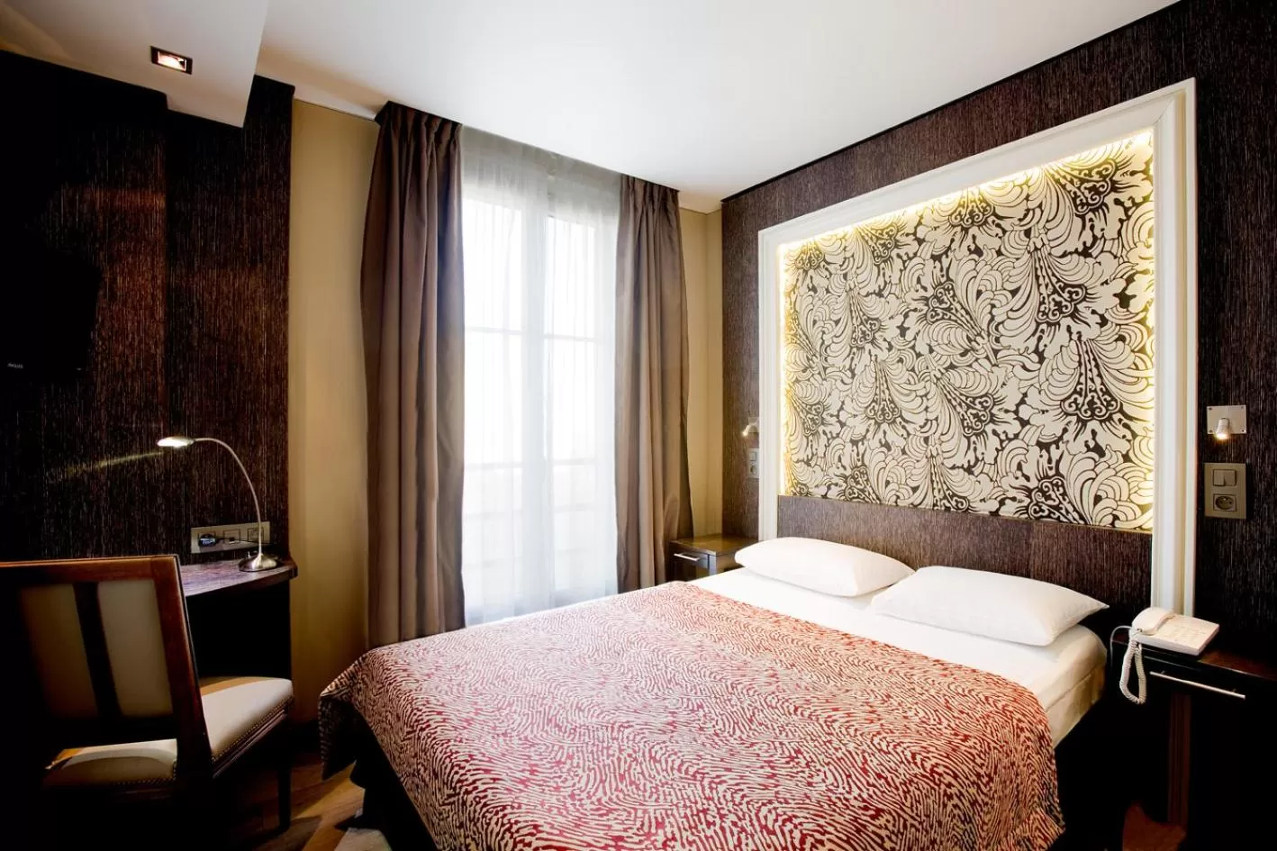 Bed in Central Hotel Paris