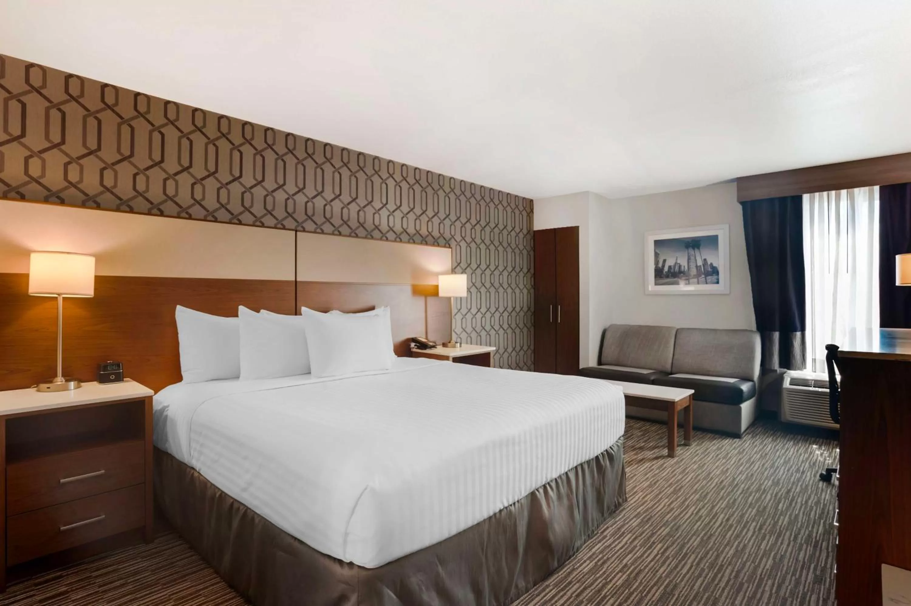 Bedroom, Bed in Best Western Plus Commerce Hotel