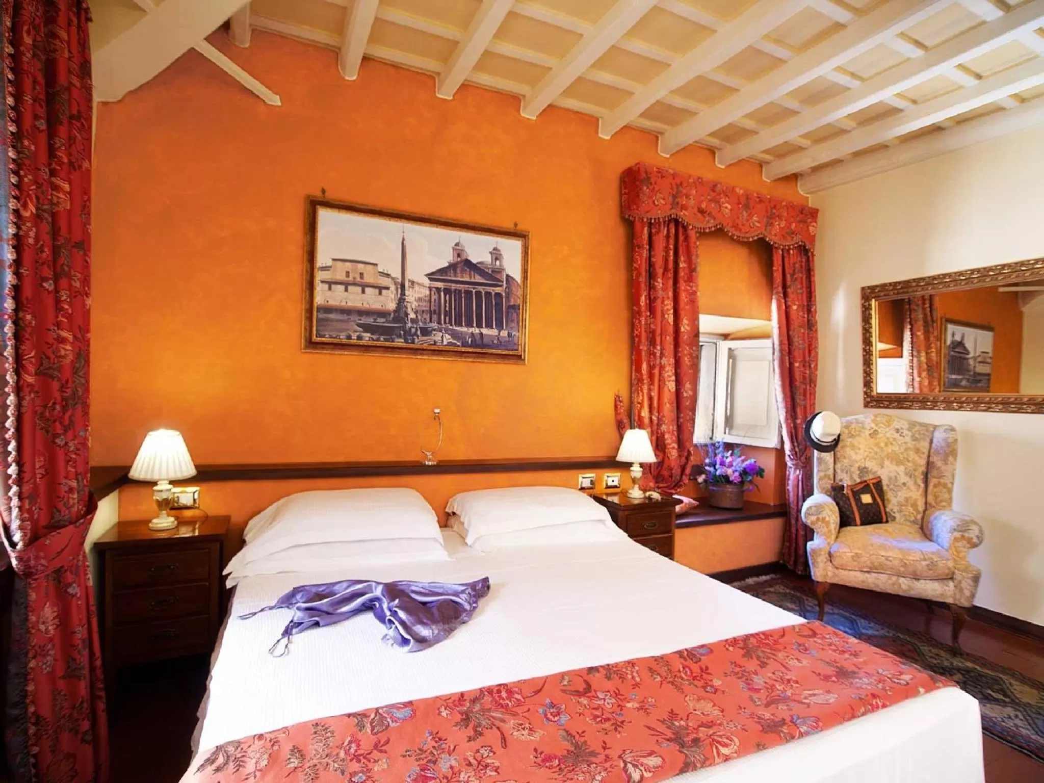 Photo of the whole room, Bed in Pantheon Inn