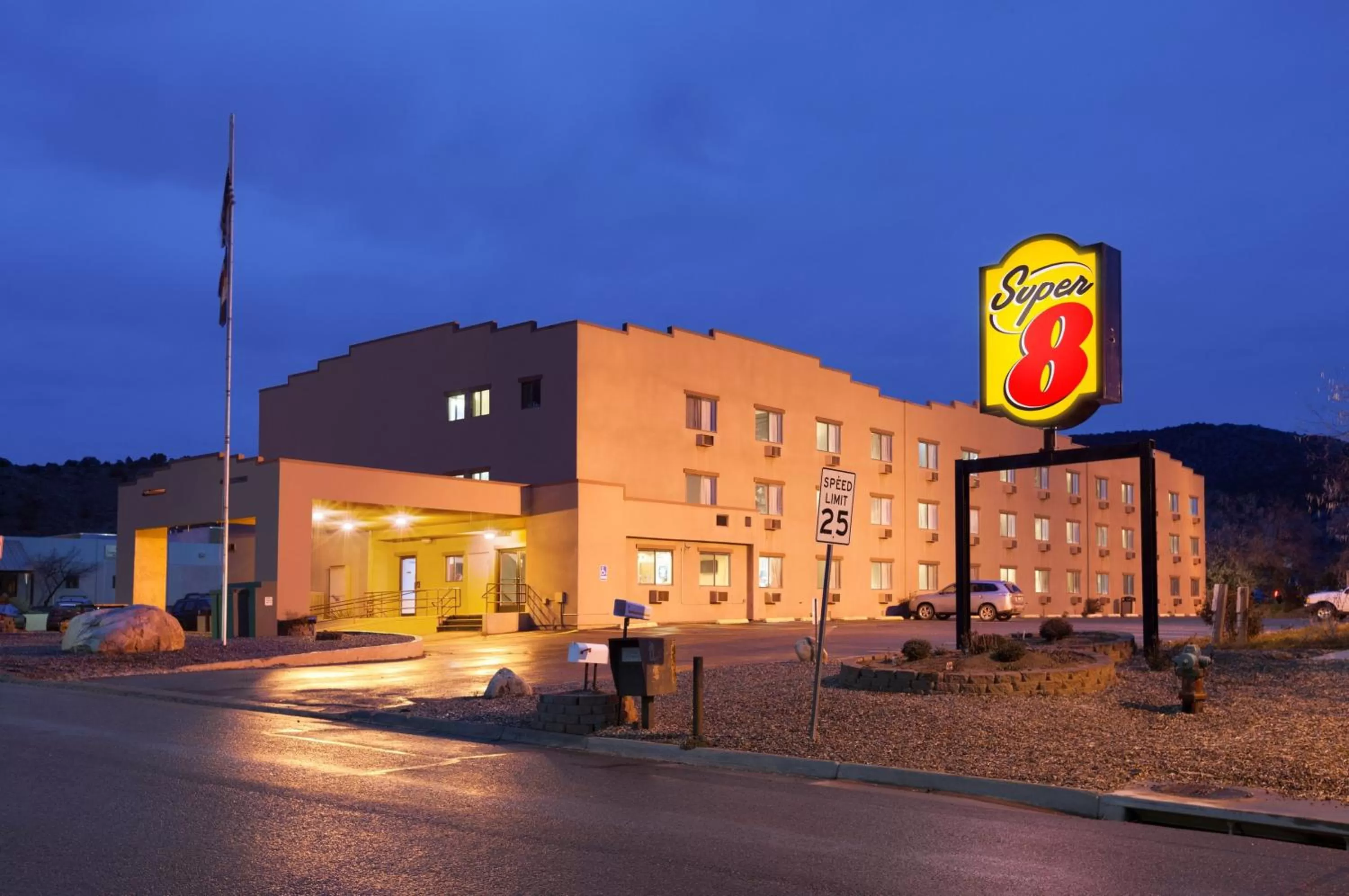 Facade/entrance in Super 8 by Wyndham Durango