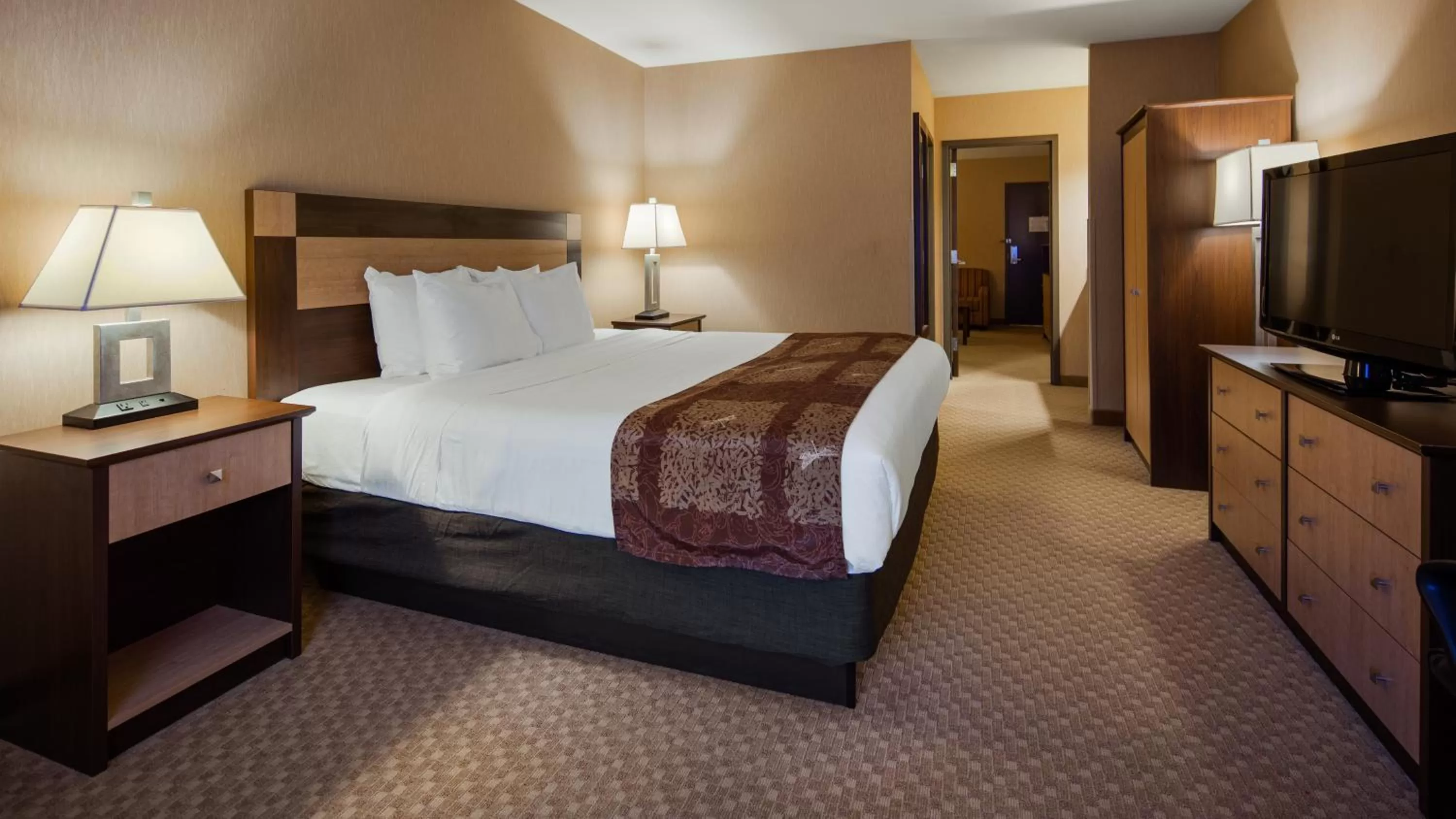 King Suite with Bath Tub - Disability Access/Non-Smoking  in Crandon Inn & Suites