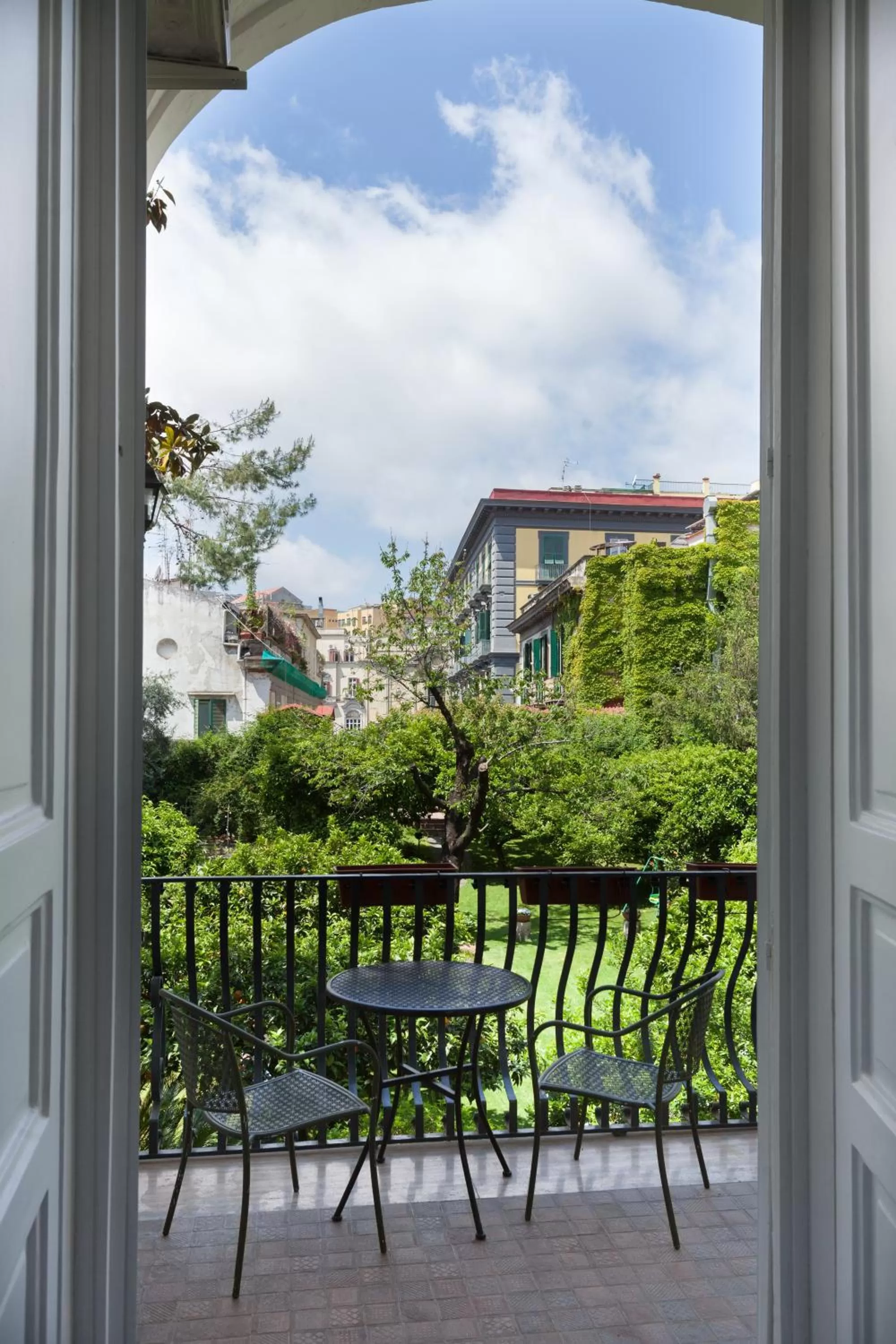Family Room with Garden View in The Bellini House by House In Naples