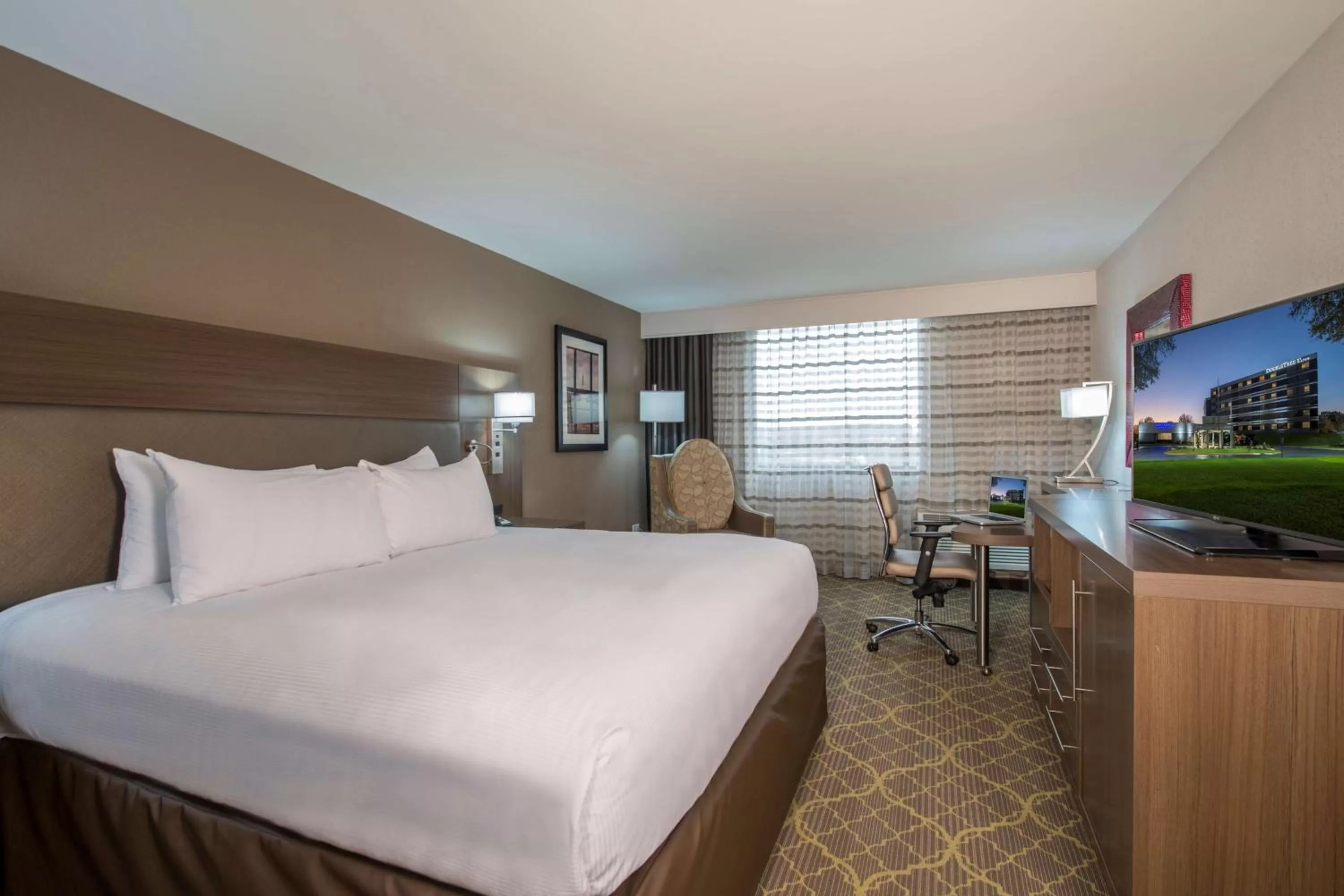 King Room with Mobility Accessible Tub in DoubleTree by Hilton Winston Salem - University, NC