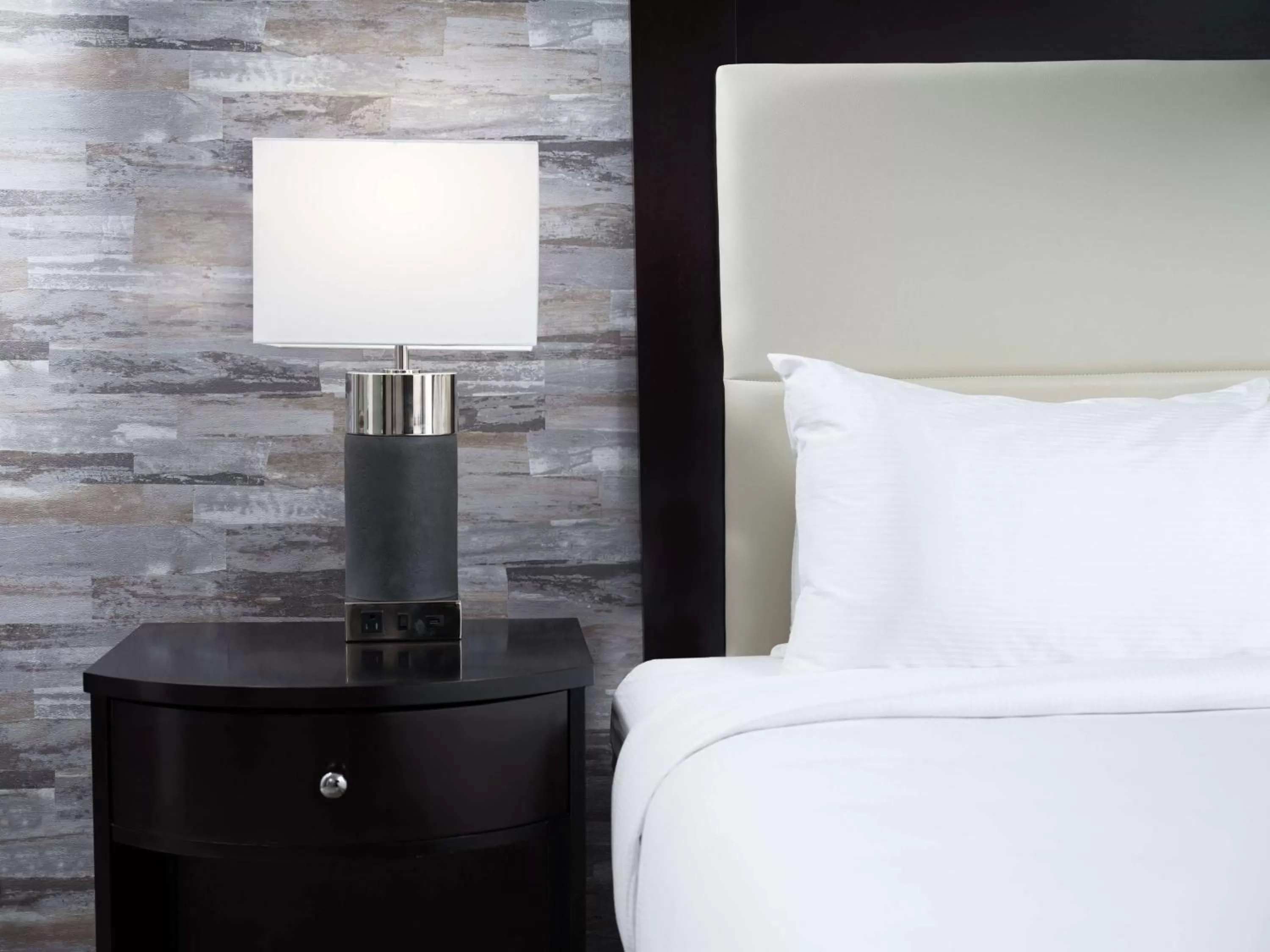 King Room with Roll-in Shower - Mobility and Hearing Accessible/Non-Smoking in DoubleTree by Hilton Hotel Chattanooga Downtown