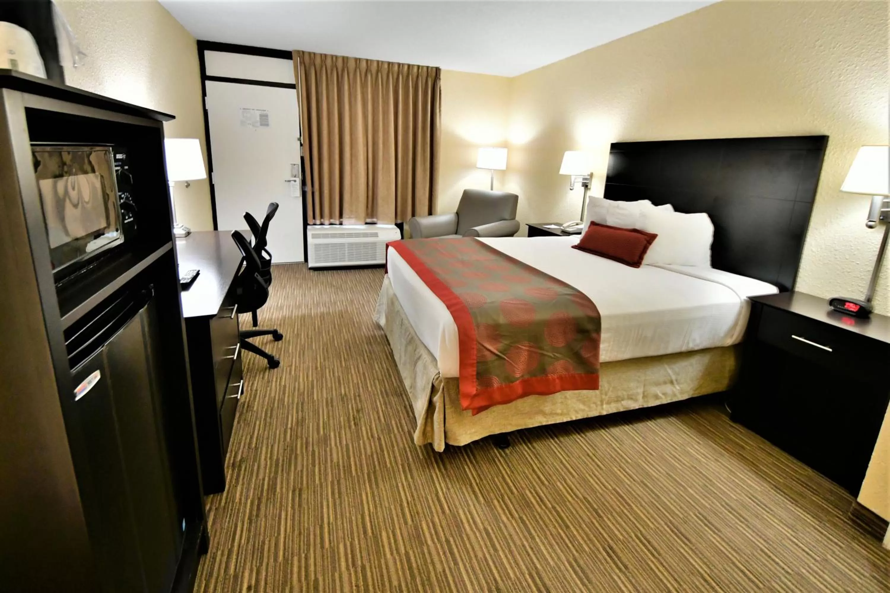 Queen Room with Mobility/Hearing Access - Non-Smoking in Ramada by Wyndham Jacksonville Hotel & Conference Center