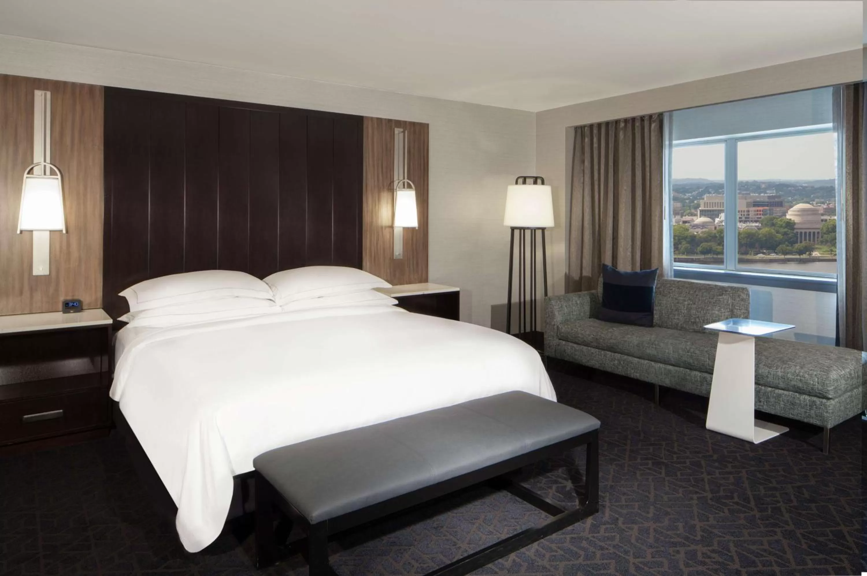 Corner King Room with River View - High Floor in Hilton Boston Back Bay