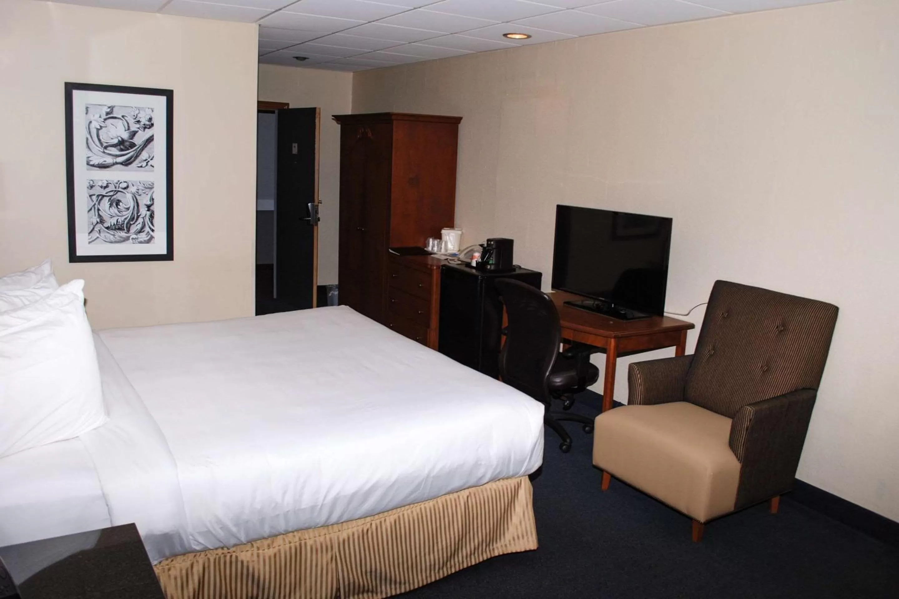 King Room with Lake View - Non-Smoking in Rodeway Inn