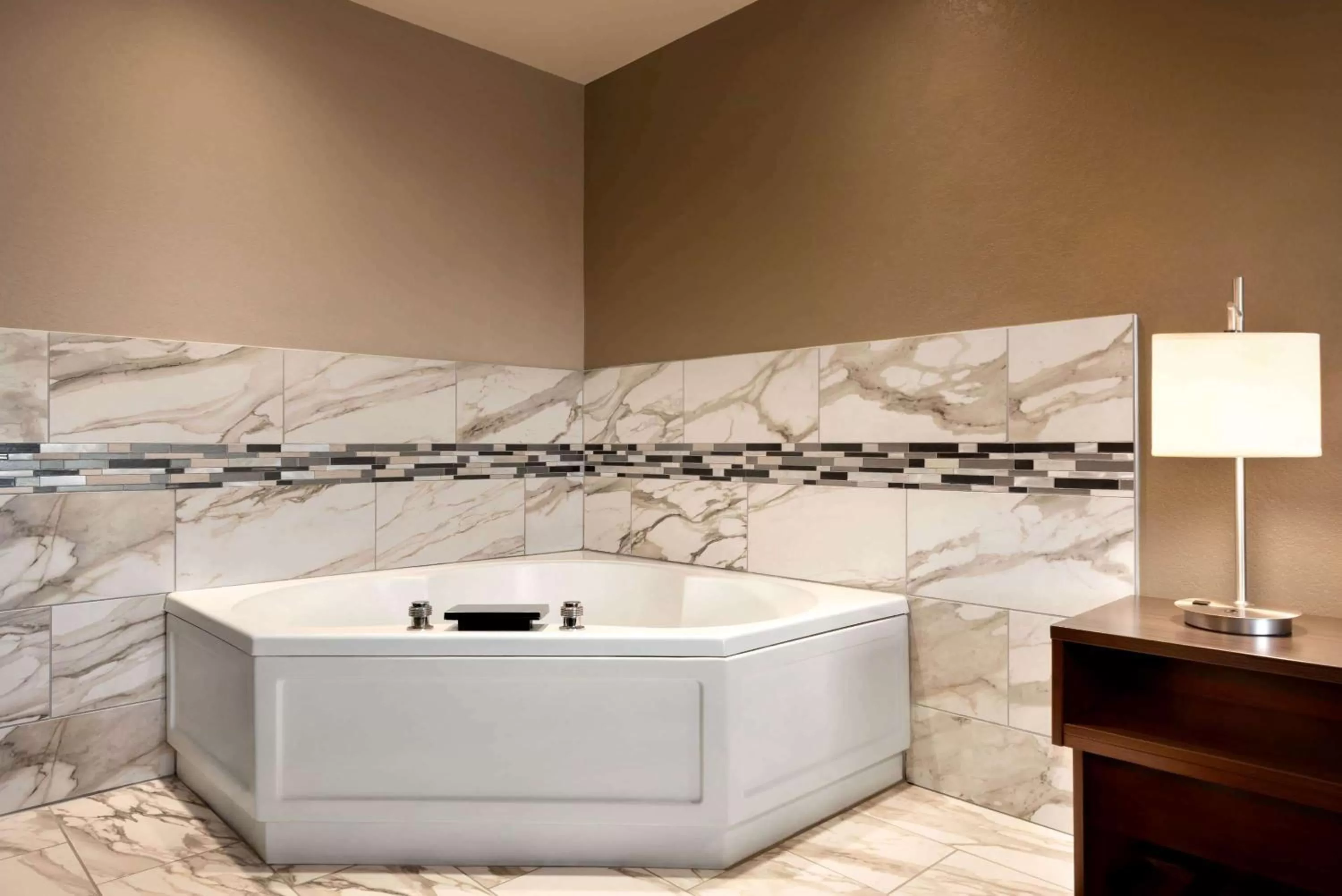 1 King Bed, Studio Suite, Whirlpool, Non-Smoking in Super 8 by Wyndham Akron S/Green/Uniontown OH