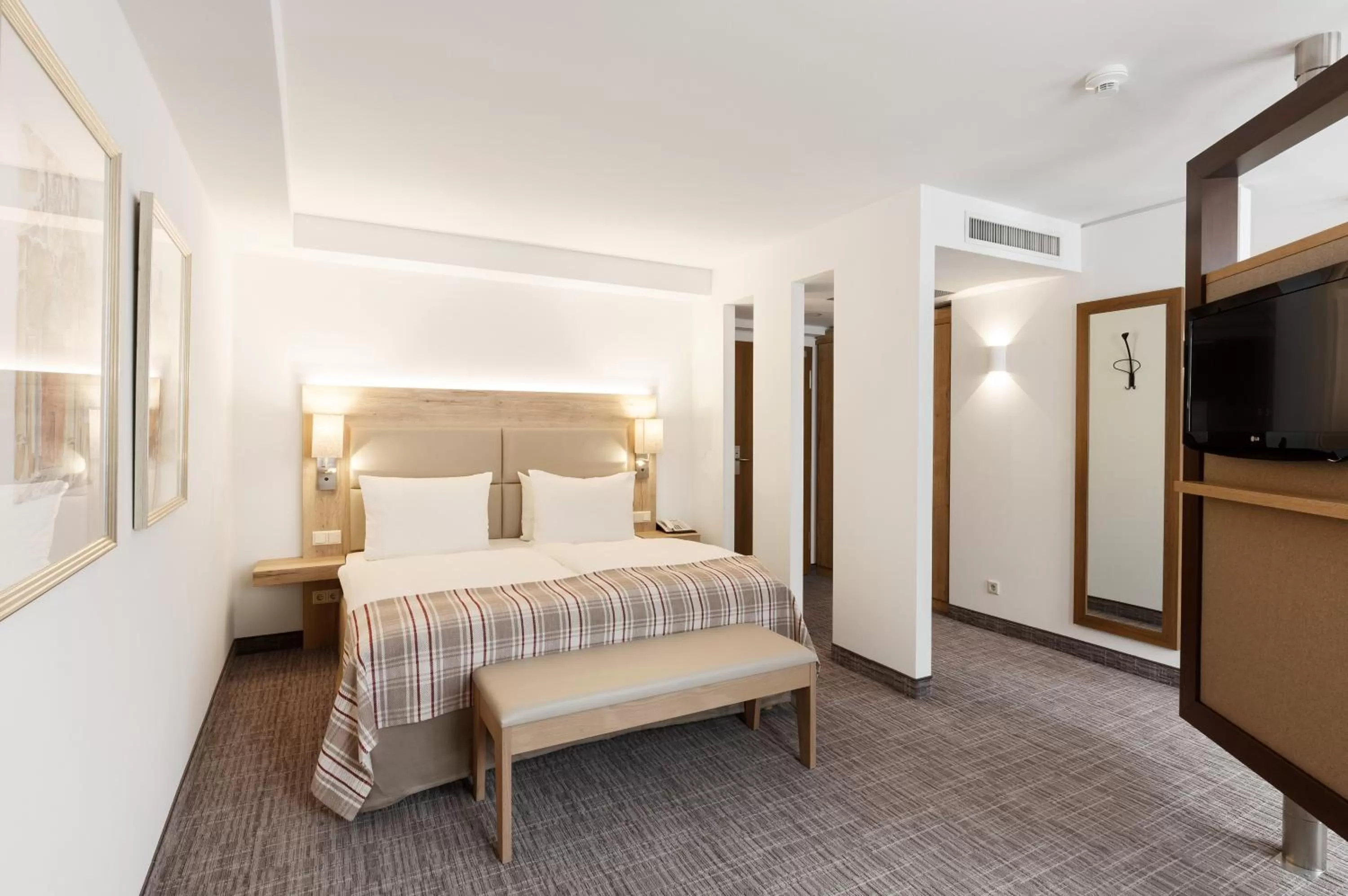 Premium Room with One King and One Bunk Bed in Holiday Inn Nürnberg City Centre by IHG