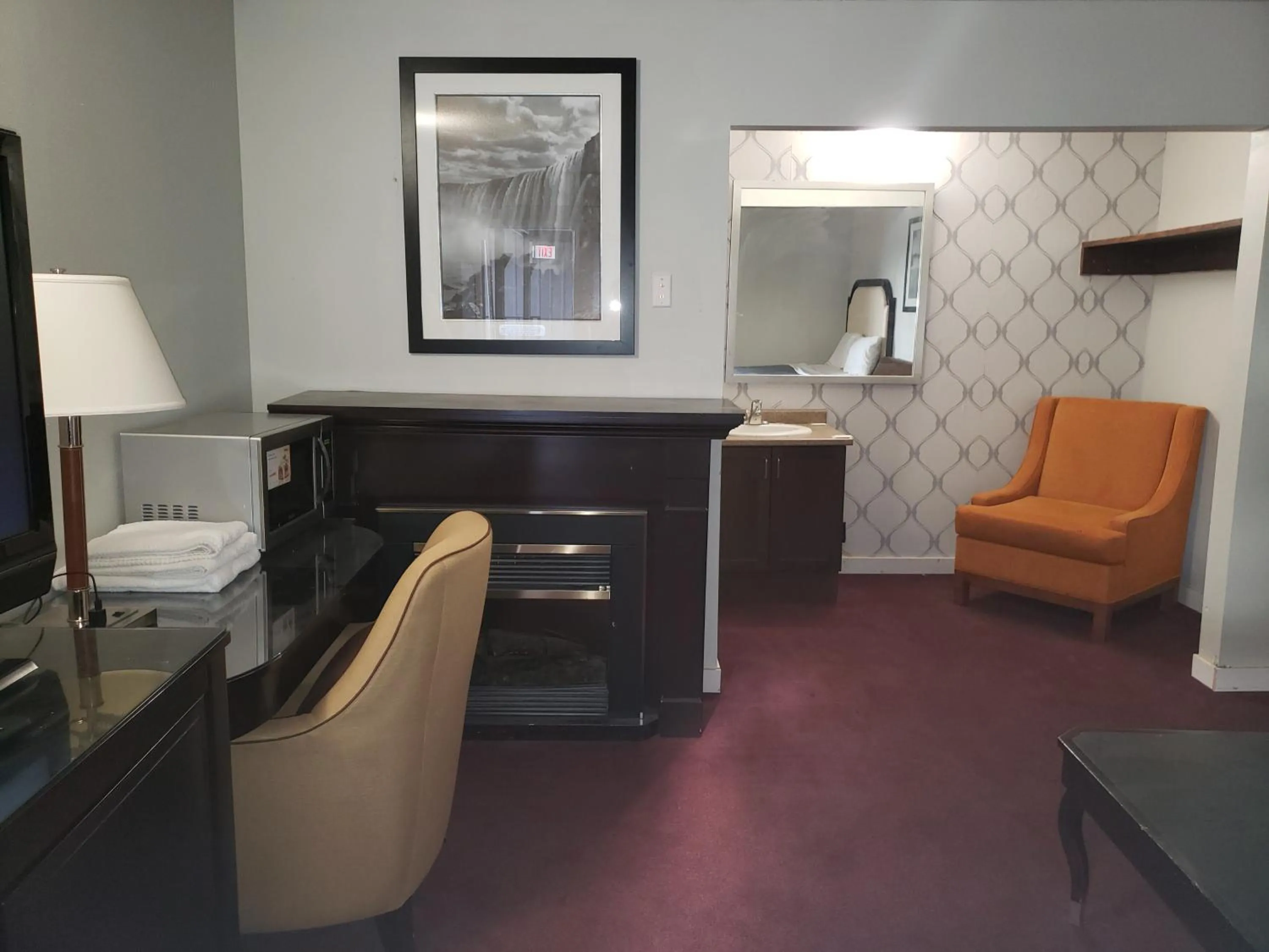 Two-Room Family Suite in Niagara Falls Courtside Inn