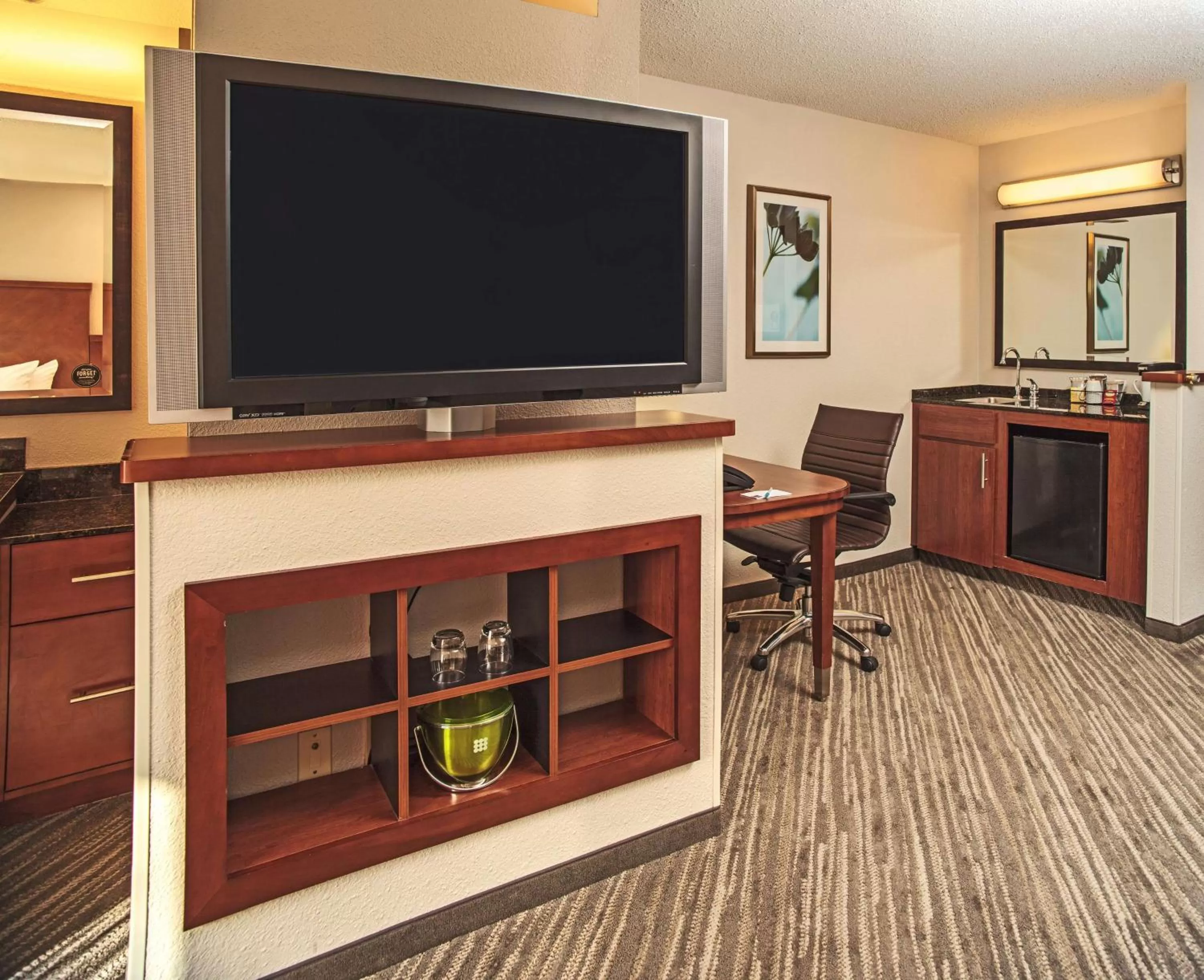 King Room with Sofa Bed in Hyatt Place Cincinnati Blue Ash
