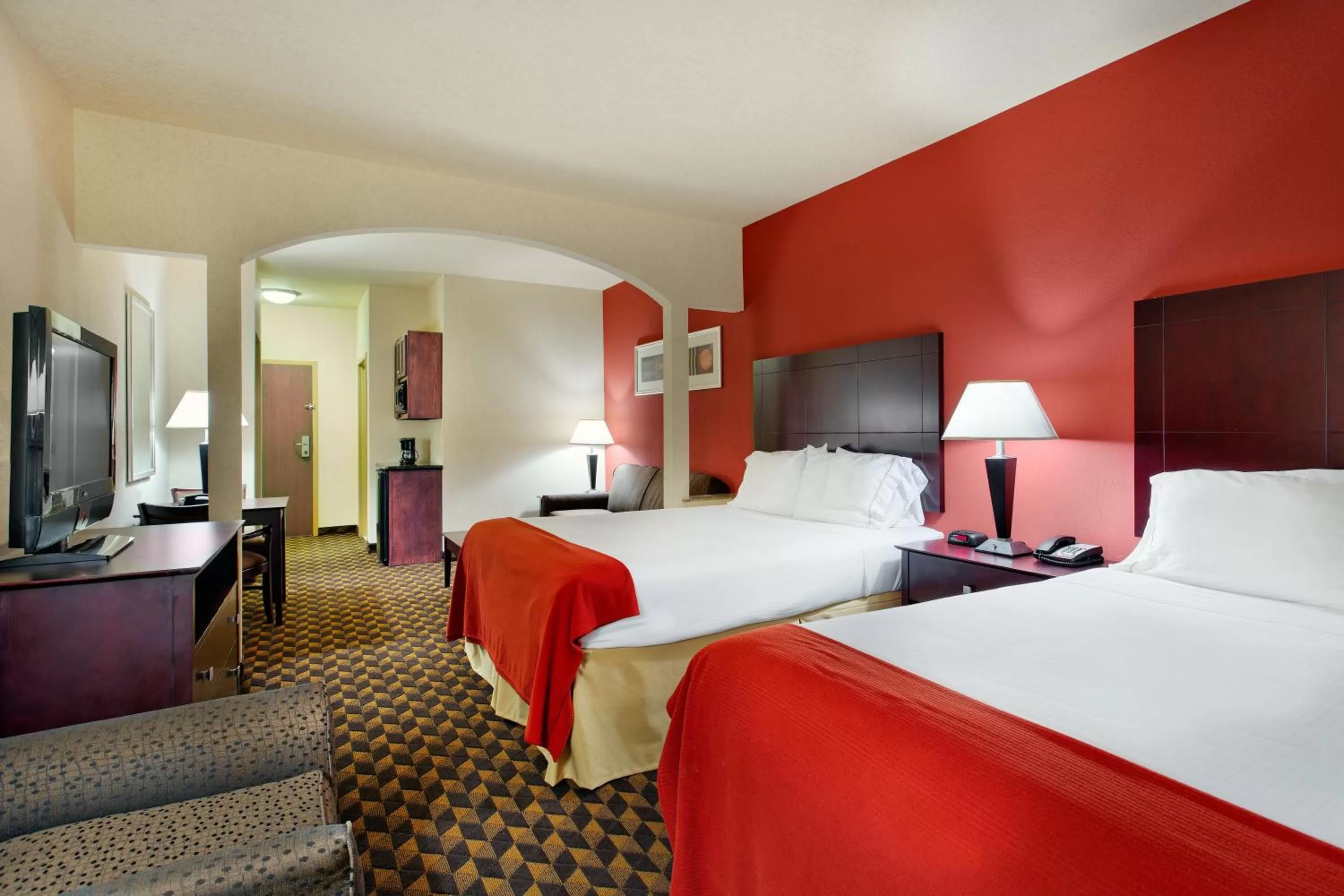 Standard Queen Room with Two Queen Beds - Communications Accessible in Holiday Inn Express & Suites Malvern by IHG