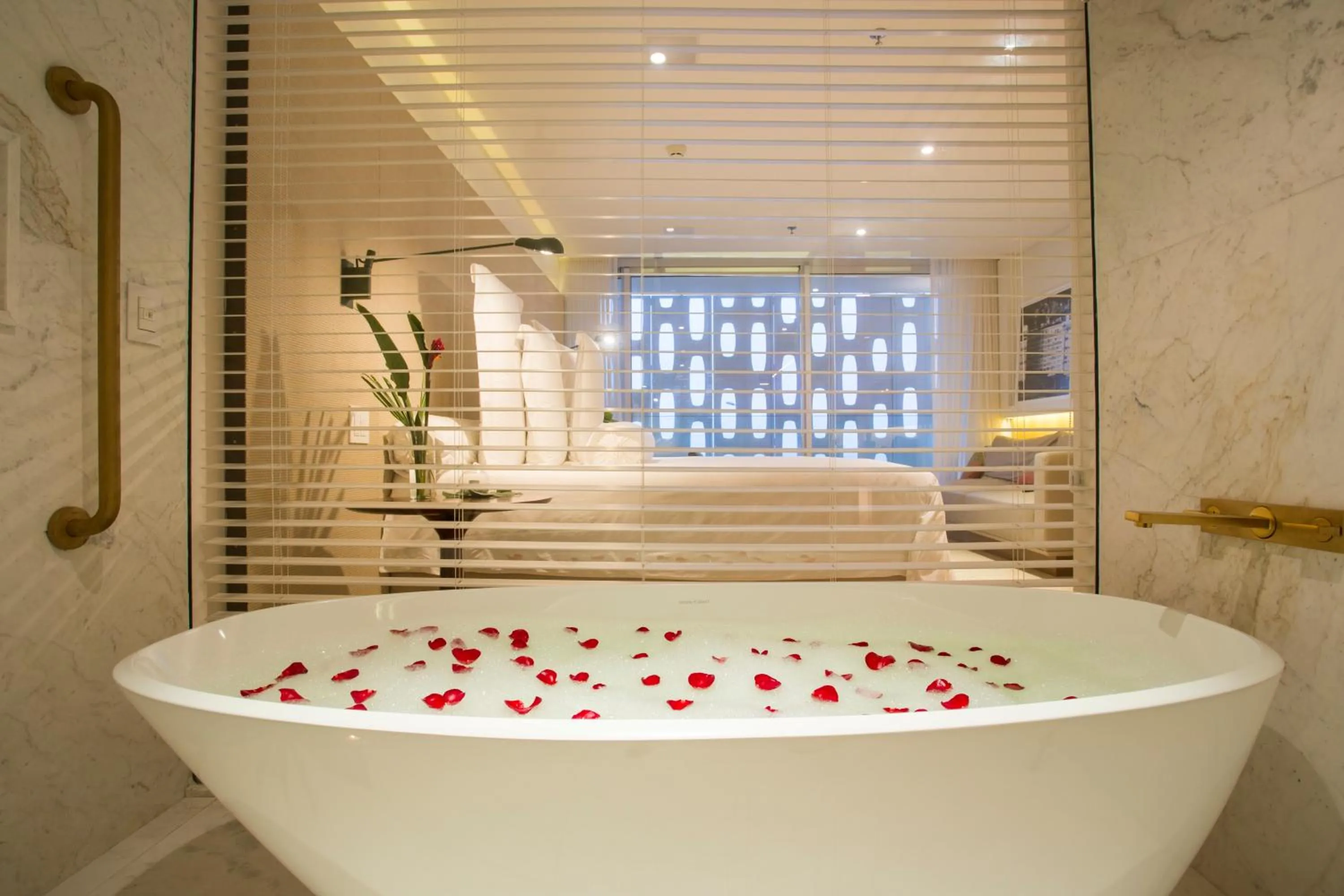 Ocean Deluxe King Size Bed in Emiliano Rio