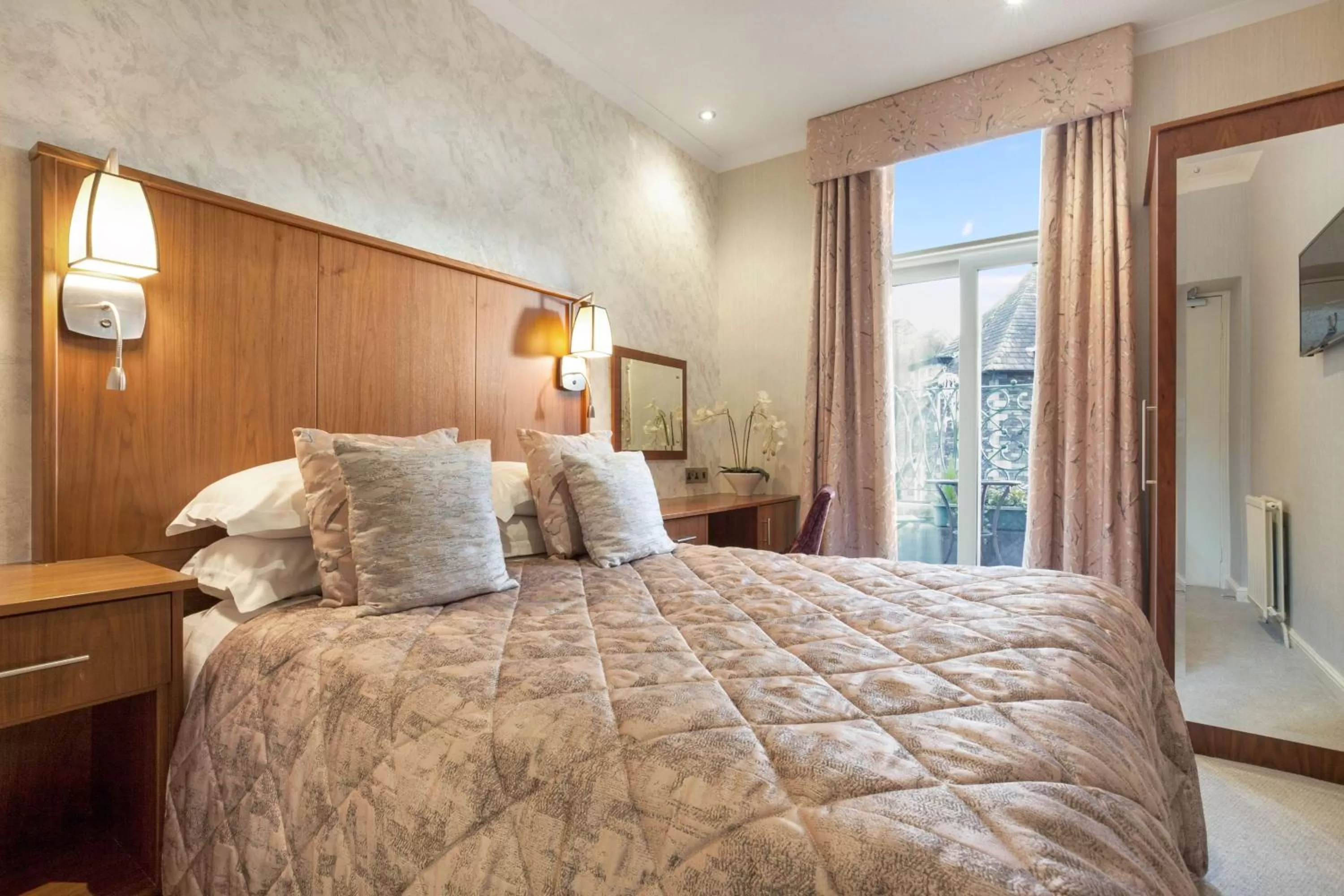 Photo of the whole room, Bed in Ambleside Salutation Hotel & Spa