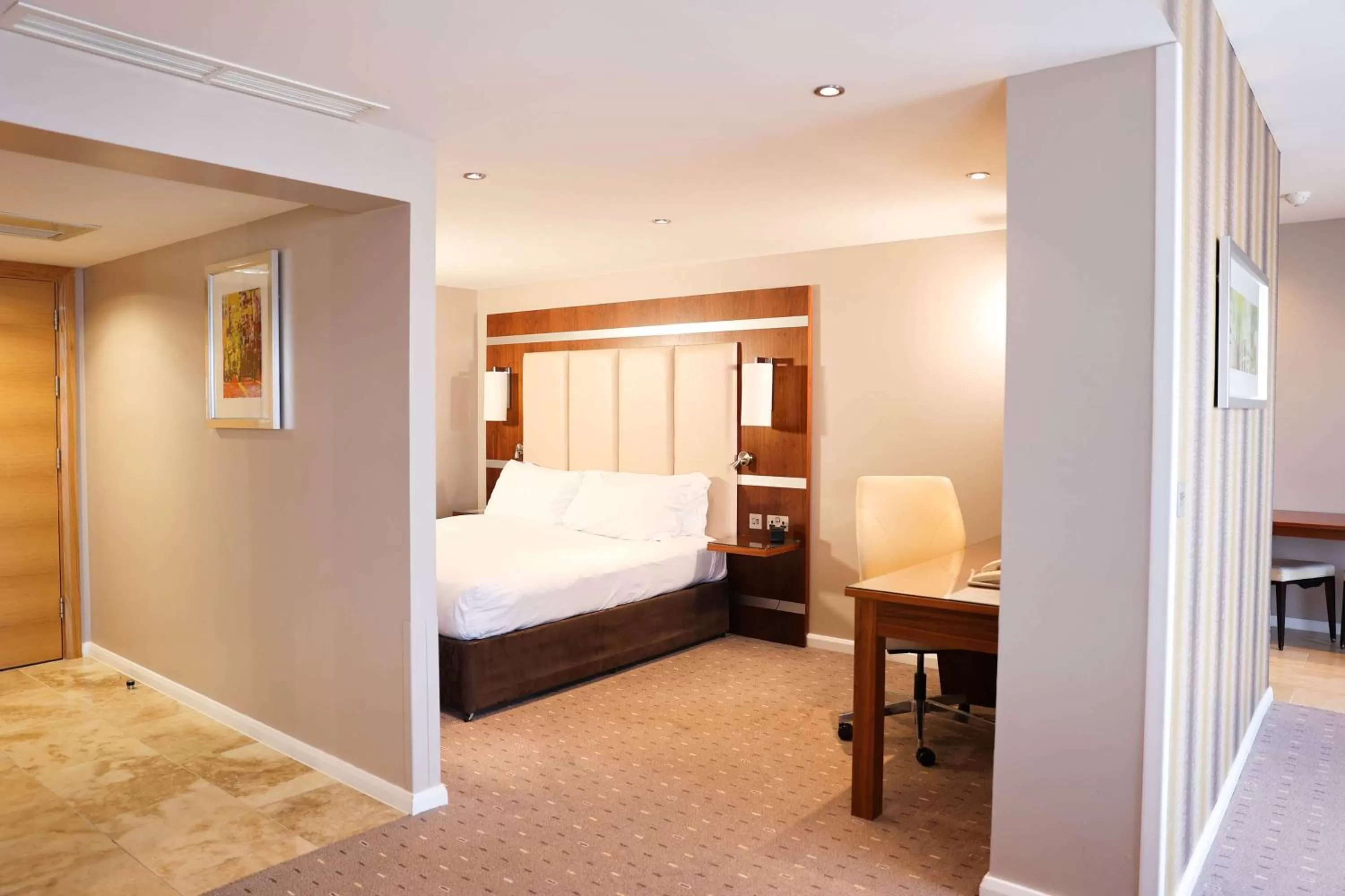Apartment Suite with Kitchenette in DoubleTree By Hilton Milton Keynes