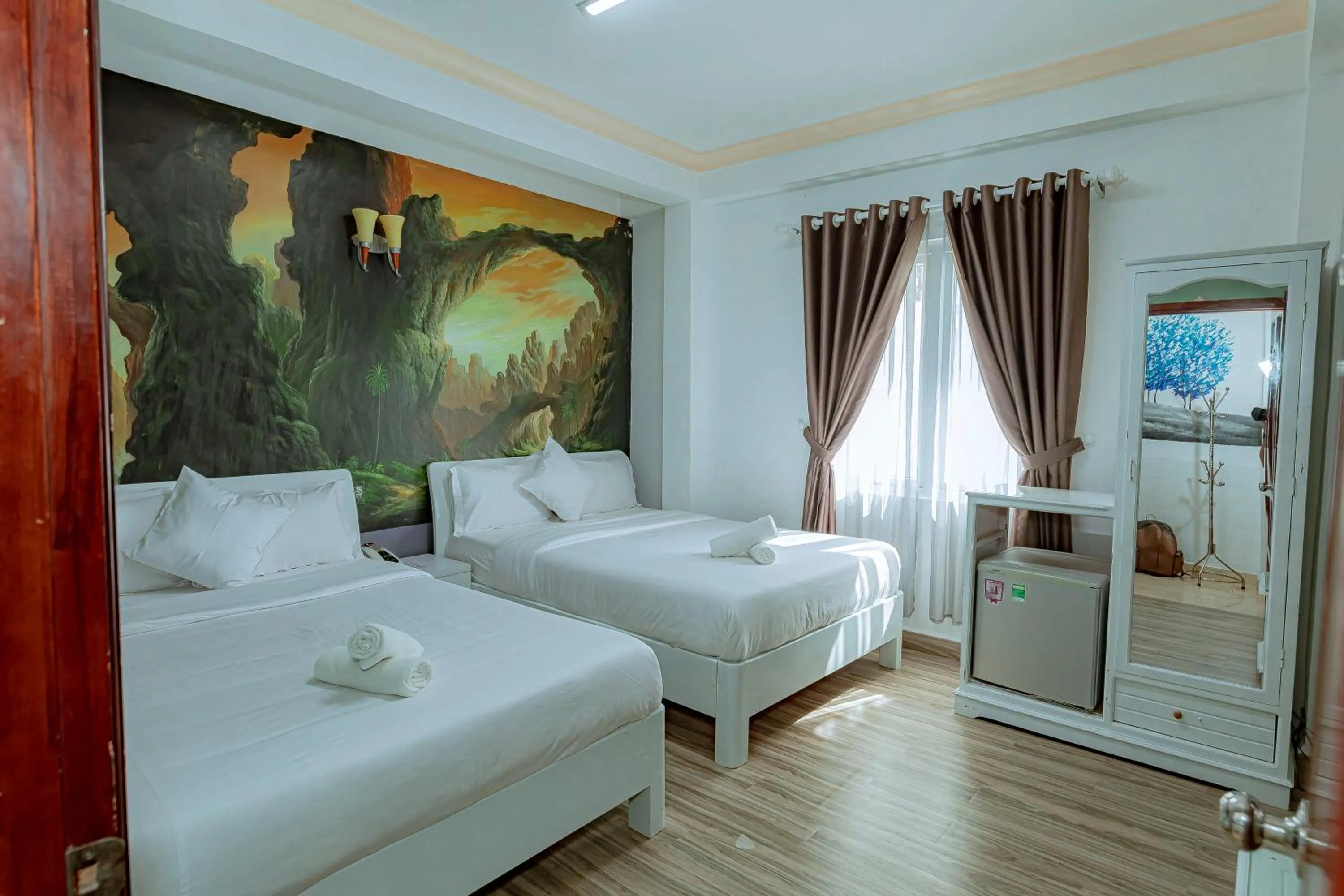 Twin Room with Bathroom in Ken's Backpackers Hotel