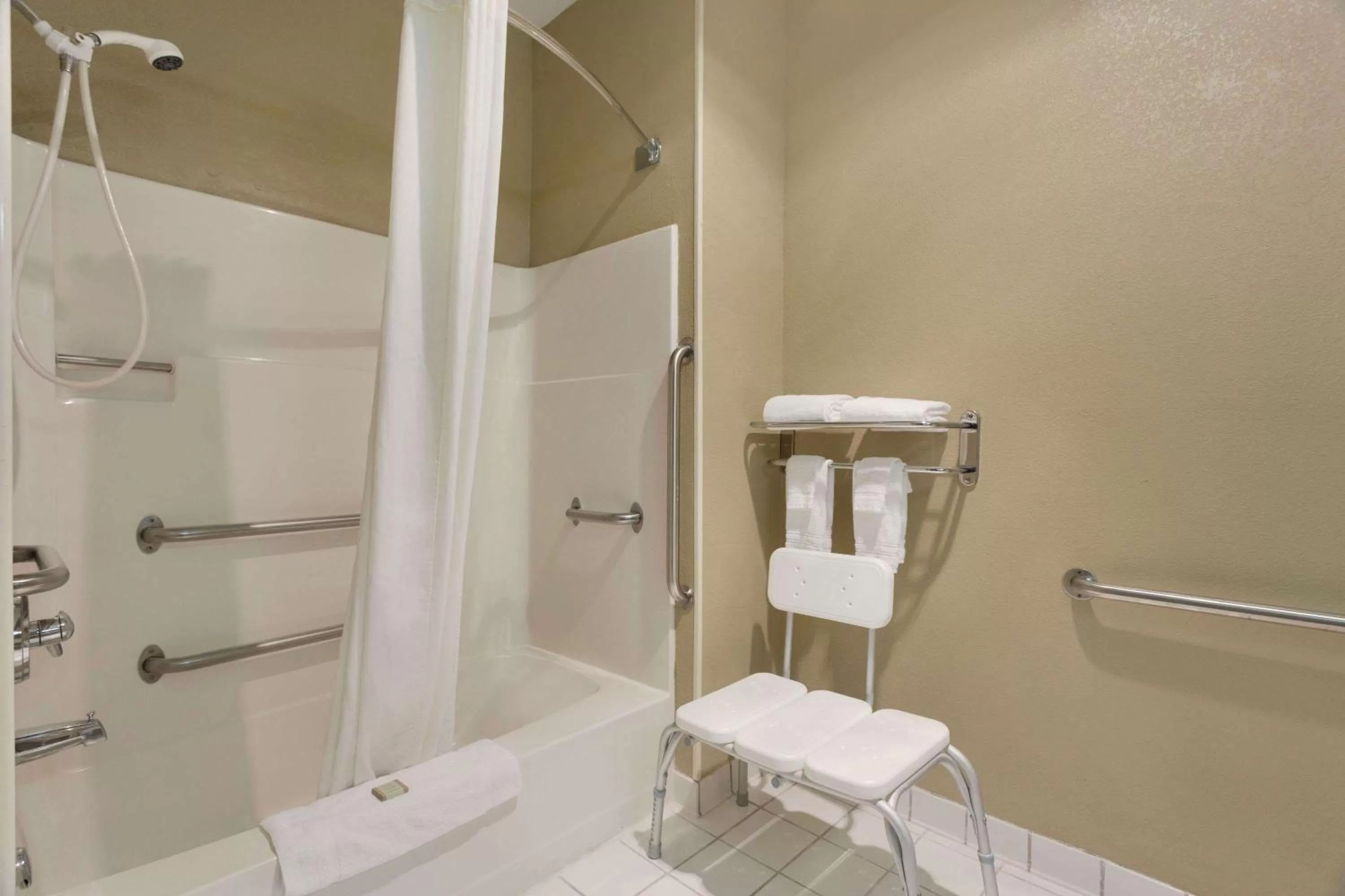 King Room - Disability Access - Non-Smoking in Super 8 by Wyndham Lees Summit