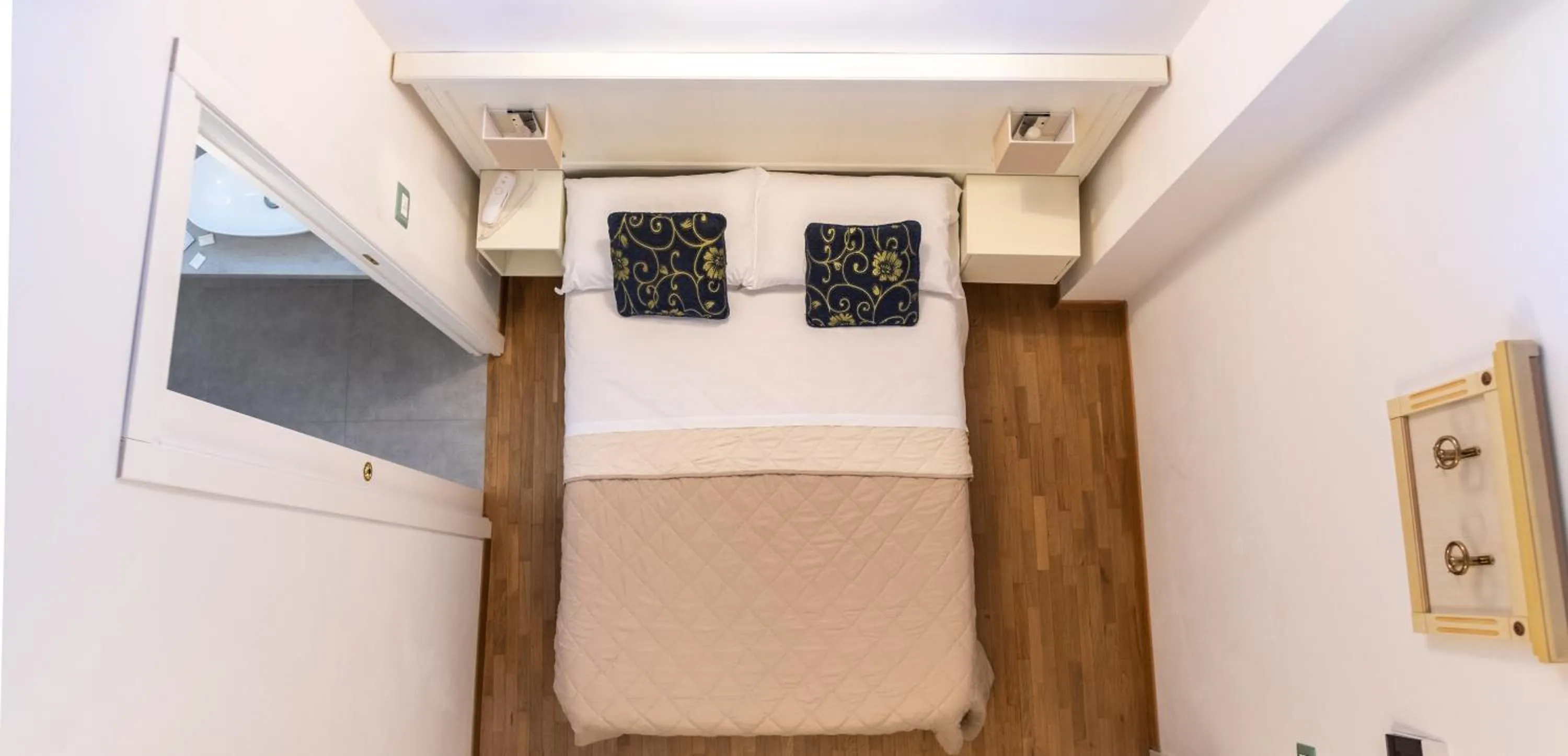 Queen Room (1 Adult) in Hotel Corso