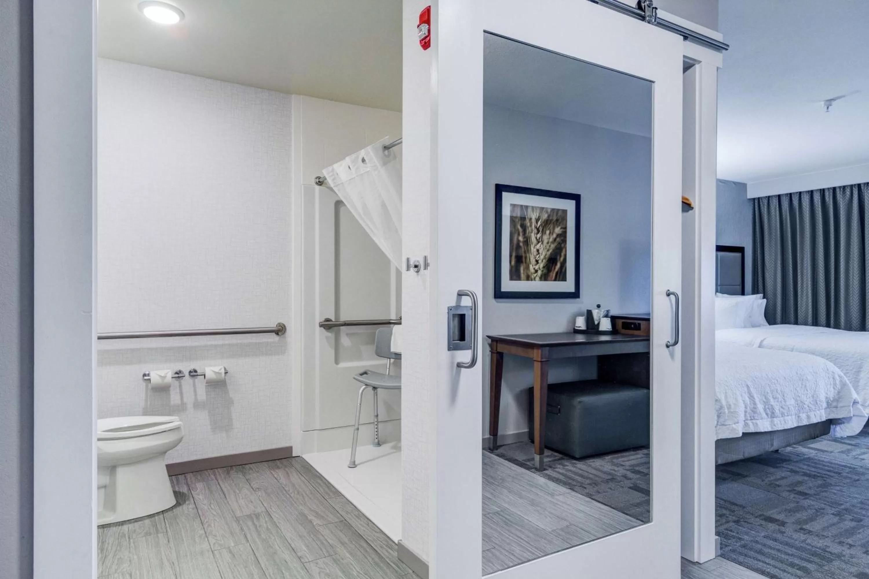 Bathroom, Bed in Hampton Inn Salina