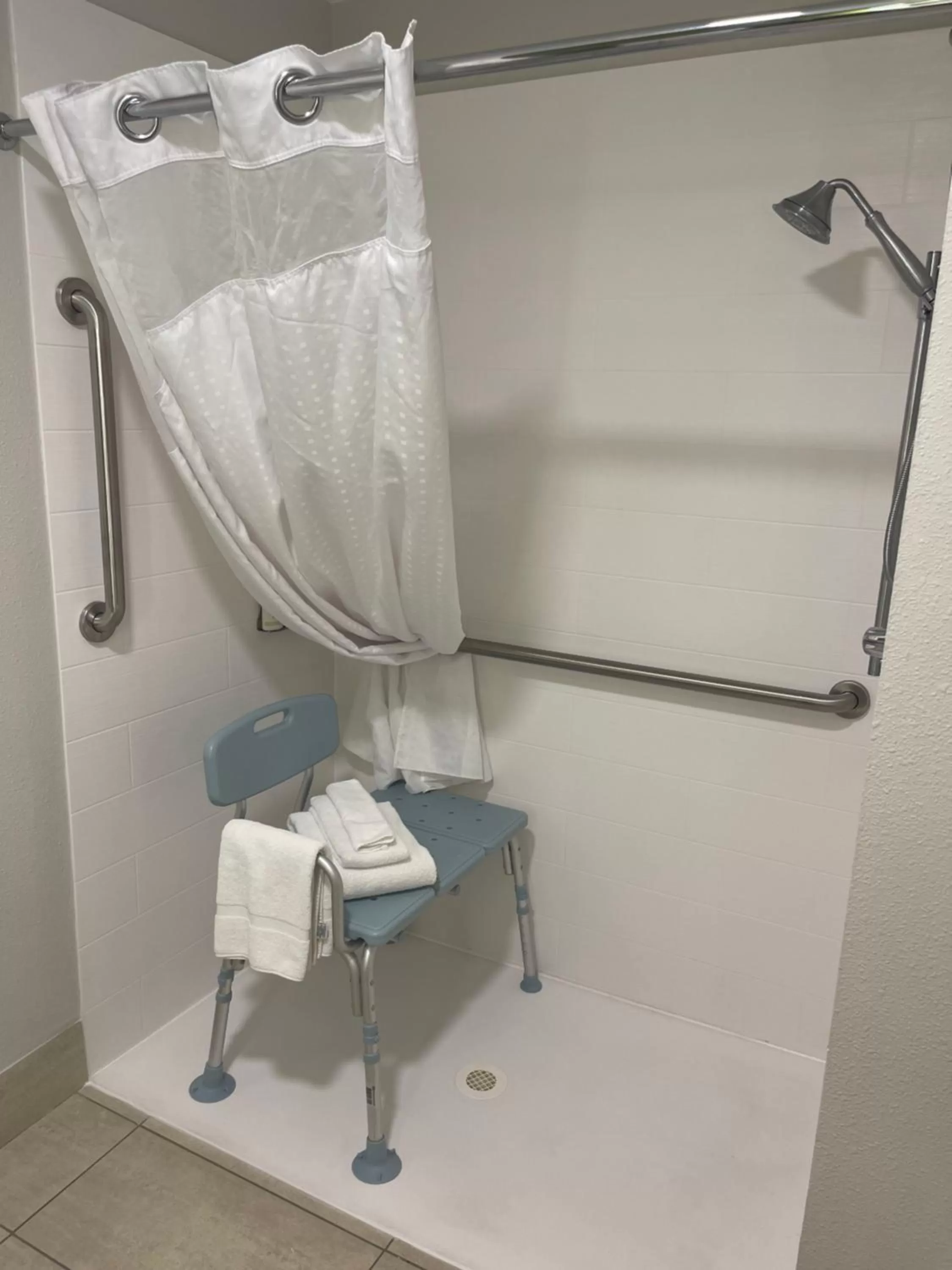 King Room - Hearing Accessible - Roll-in Shower in Holiday Inn Express Cedar Rapids - Collins Road by IHG