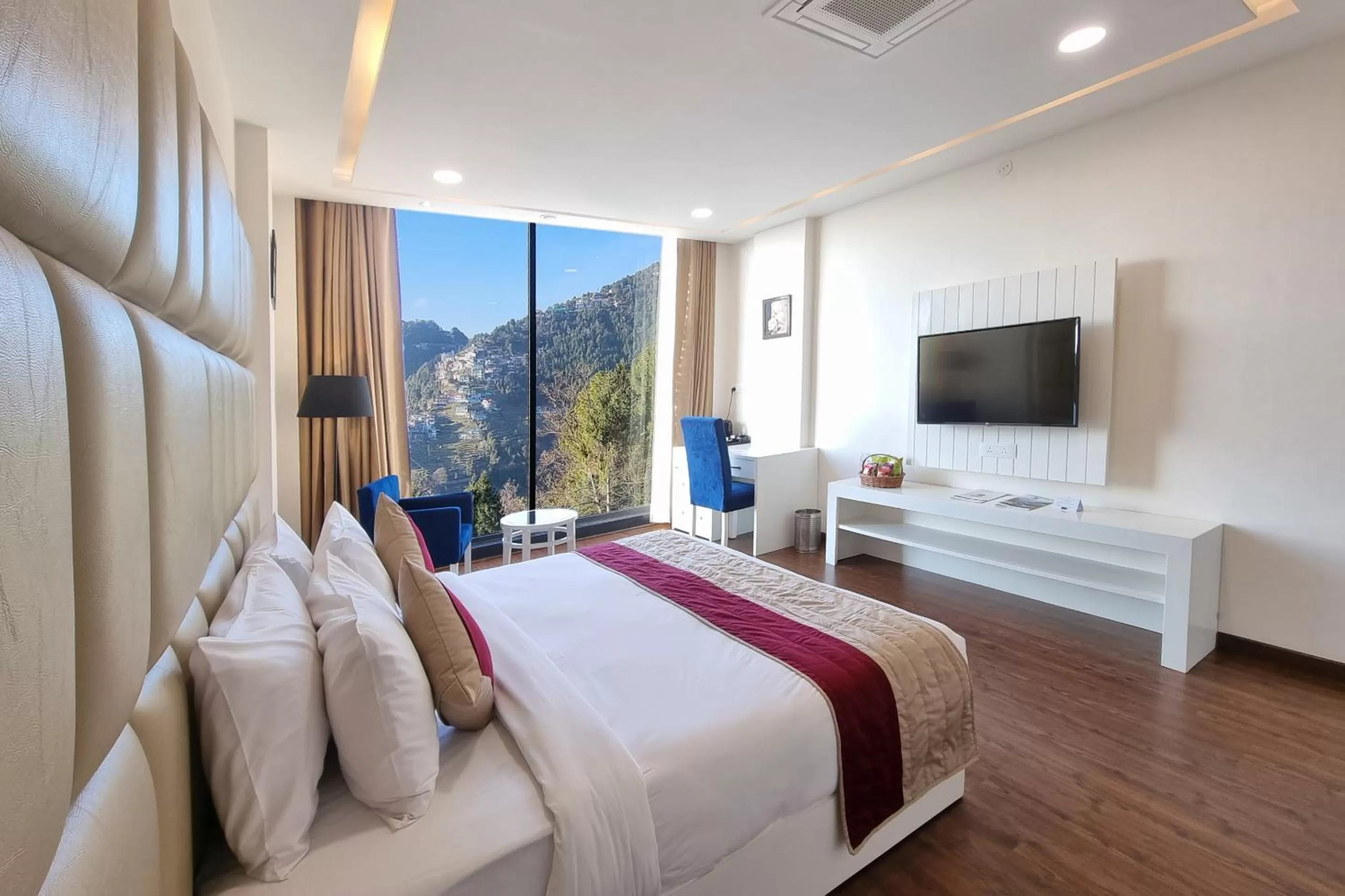 Deluxe King Room with Mountain View - Non-Smoking in Best Western Dalhousie