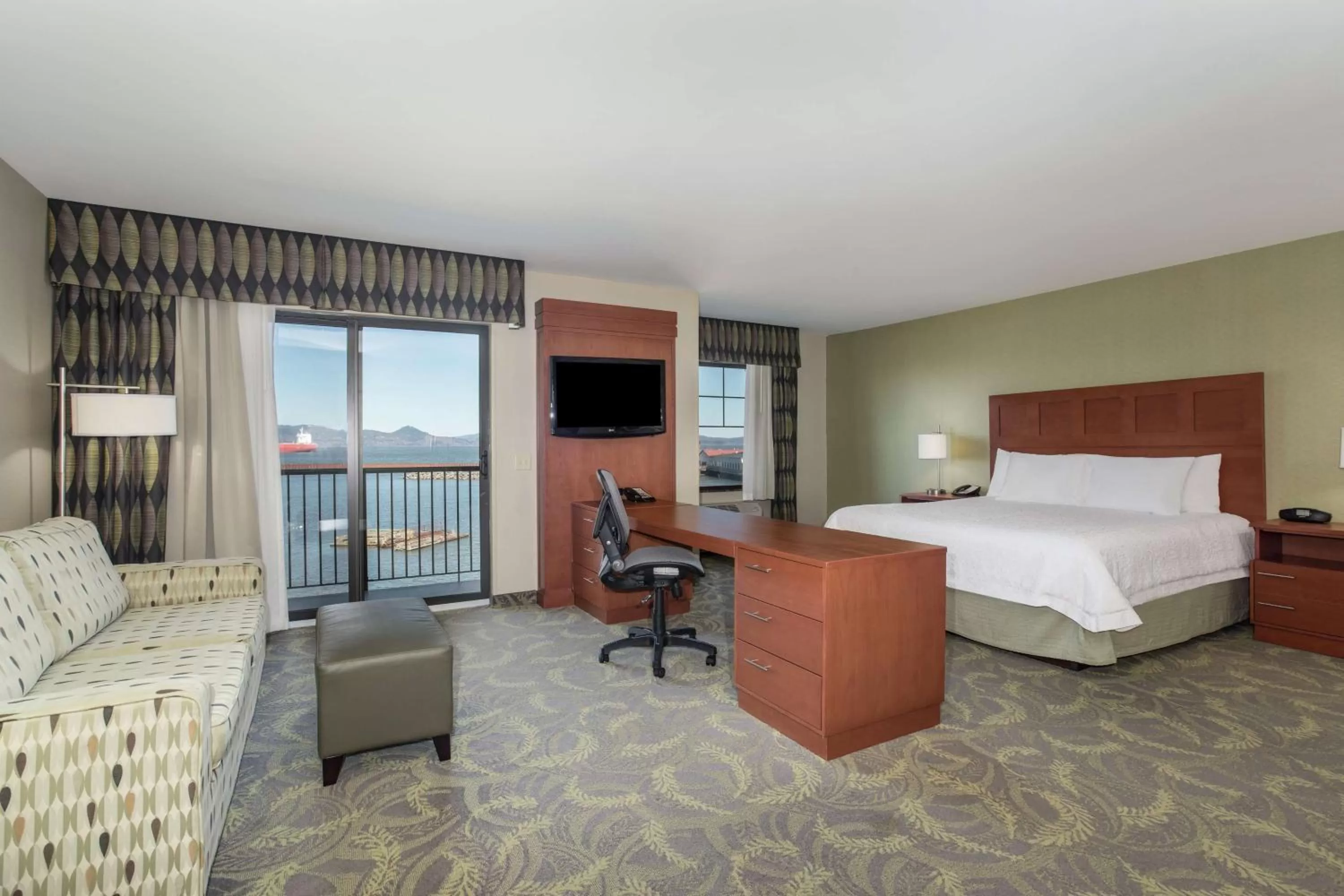 King Studio with Balcony in Hampton Inn & Suites Astoria