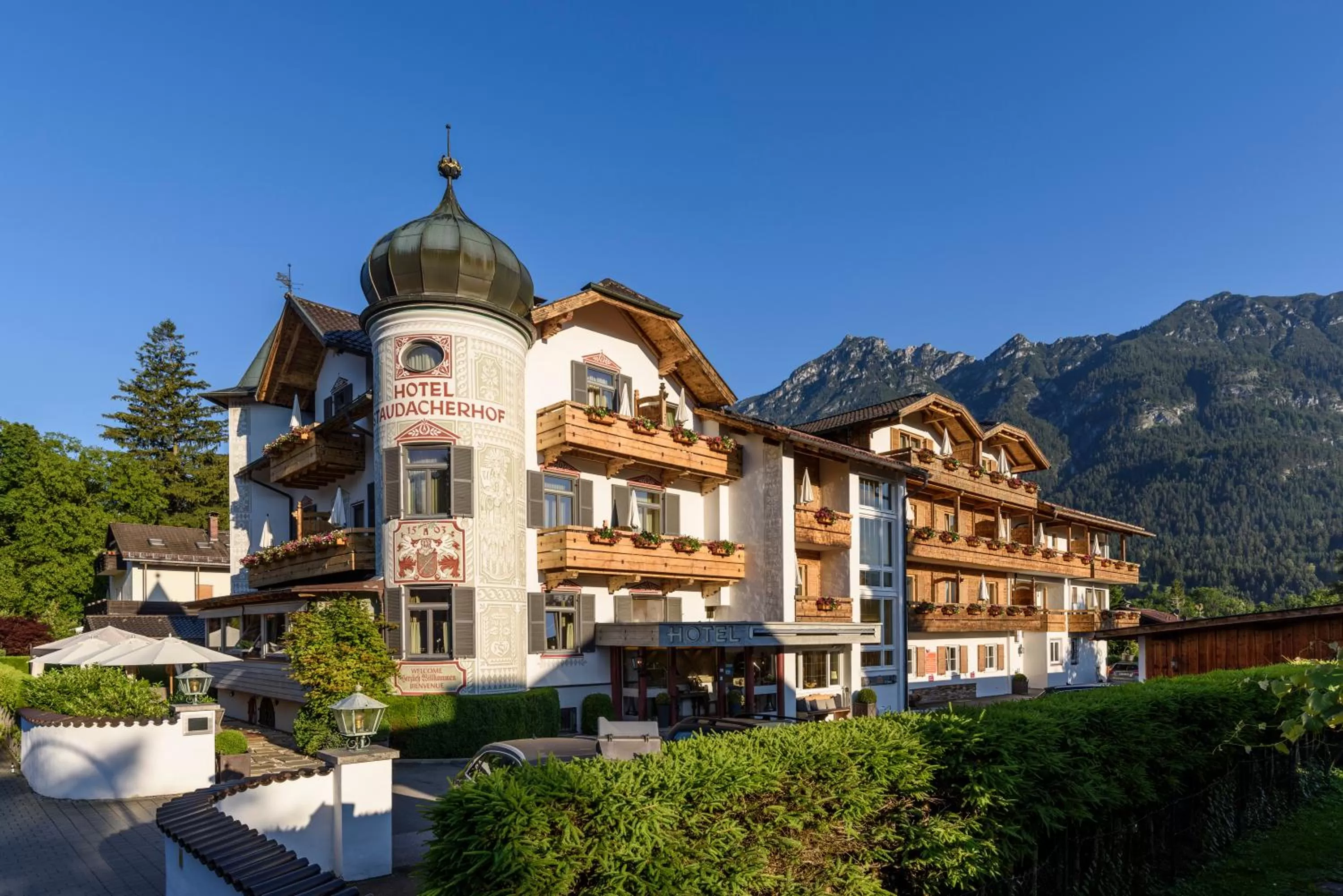 Facade/entrance in Staudacherhof in Garmisch-Partenkirchen I Blick aufs Zugspitzmassiv I einzigartige Bayurvida Küche