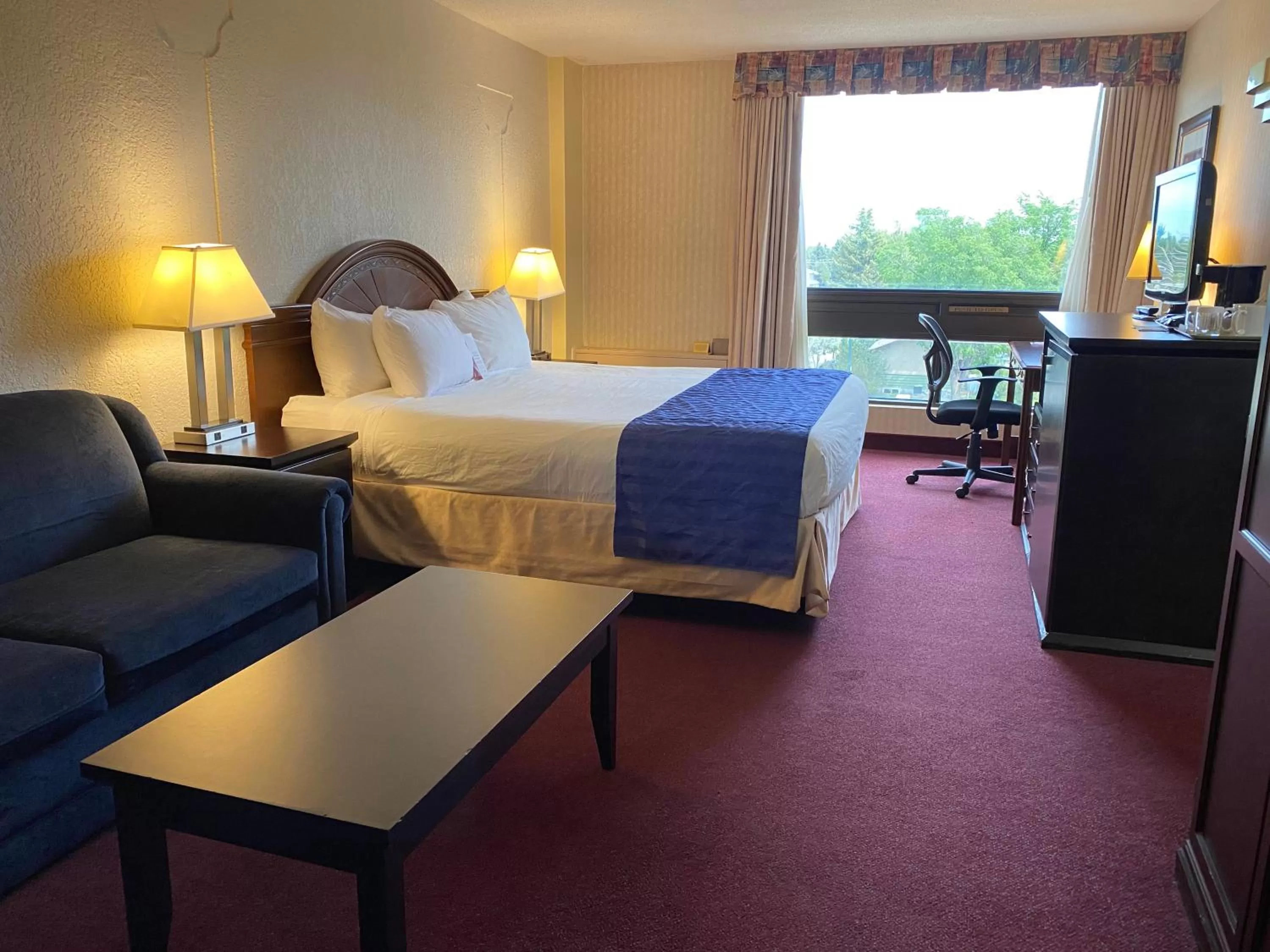 King Room with Sofa Bed - Non-Smoking in Ramada by Wyndham Lethbridge