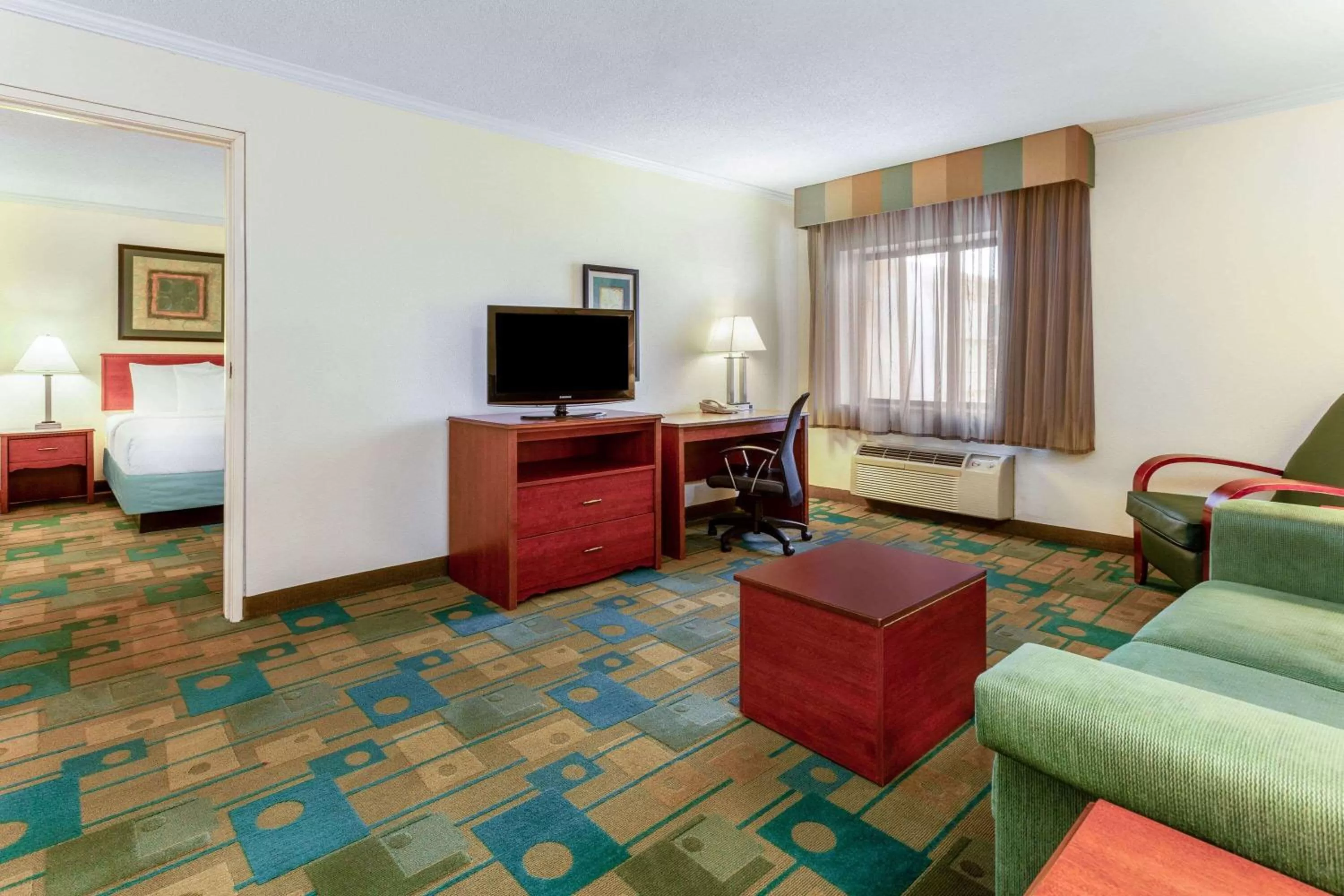 King Suite in La Quinta Inn by Wyndham Chicago Willowbrook