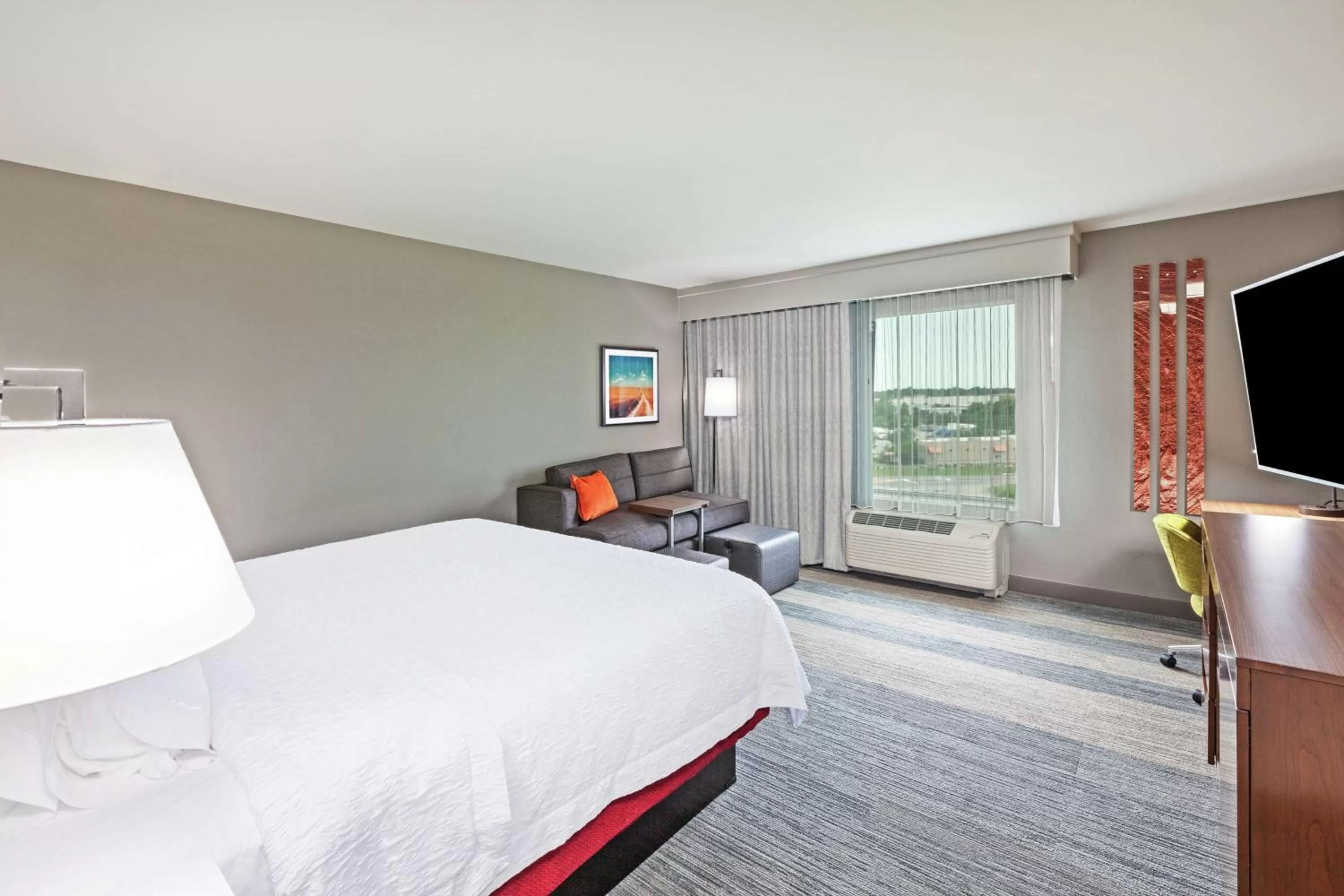 King Room - Non-Smoking in Hampton Inn Gardner