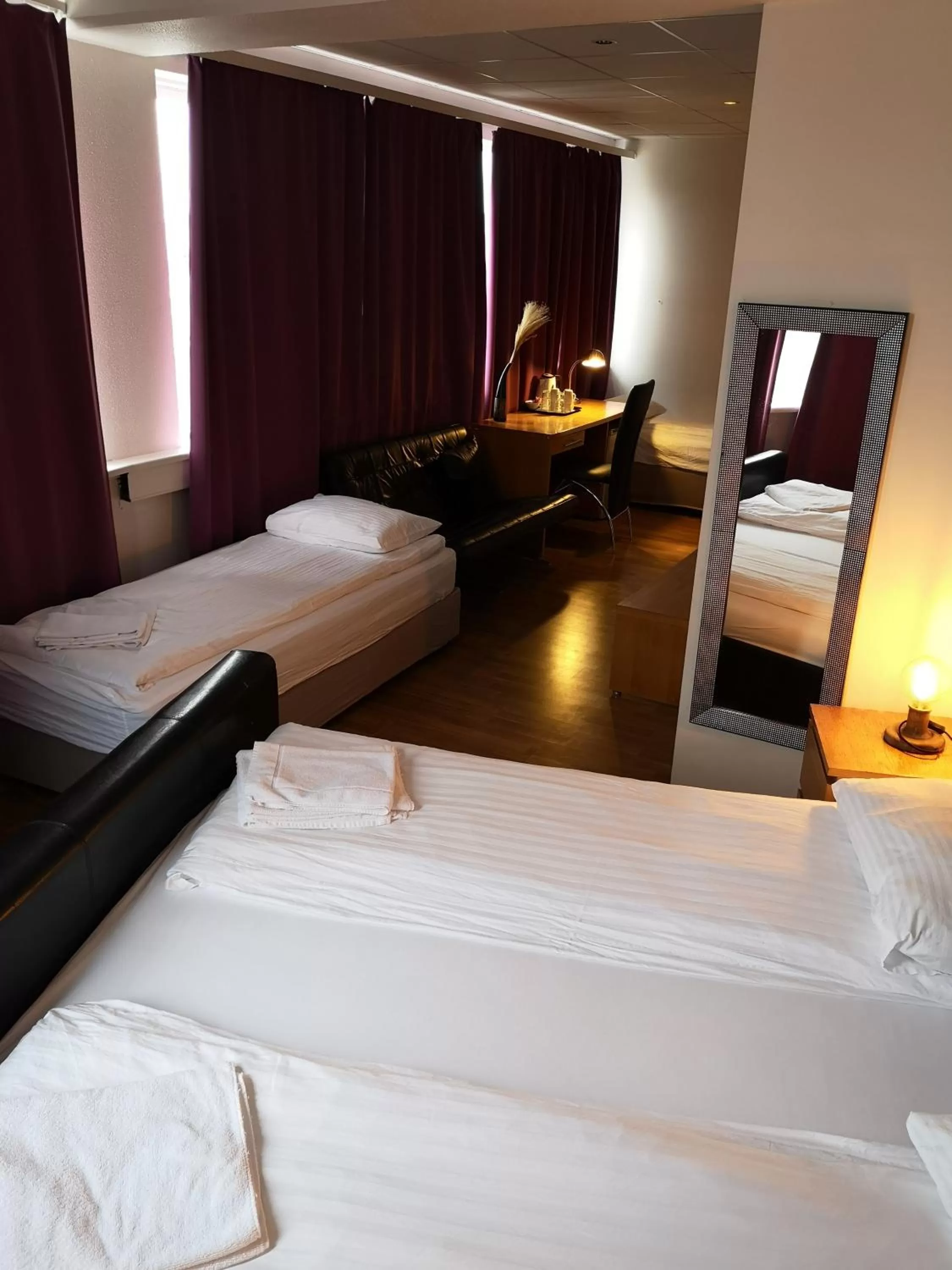 Family Room with Bathroom in 101 Guesthouse Hotel