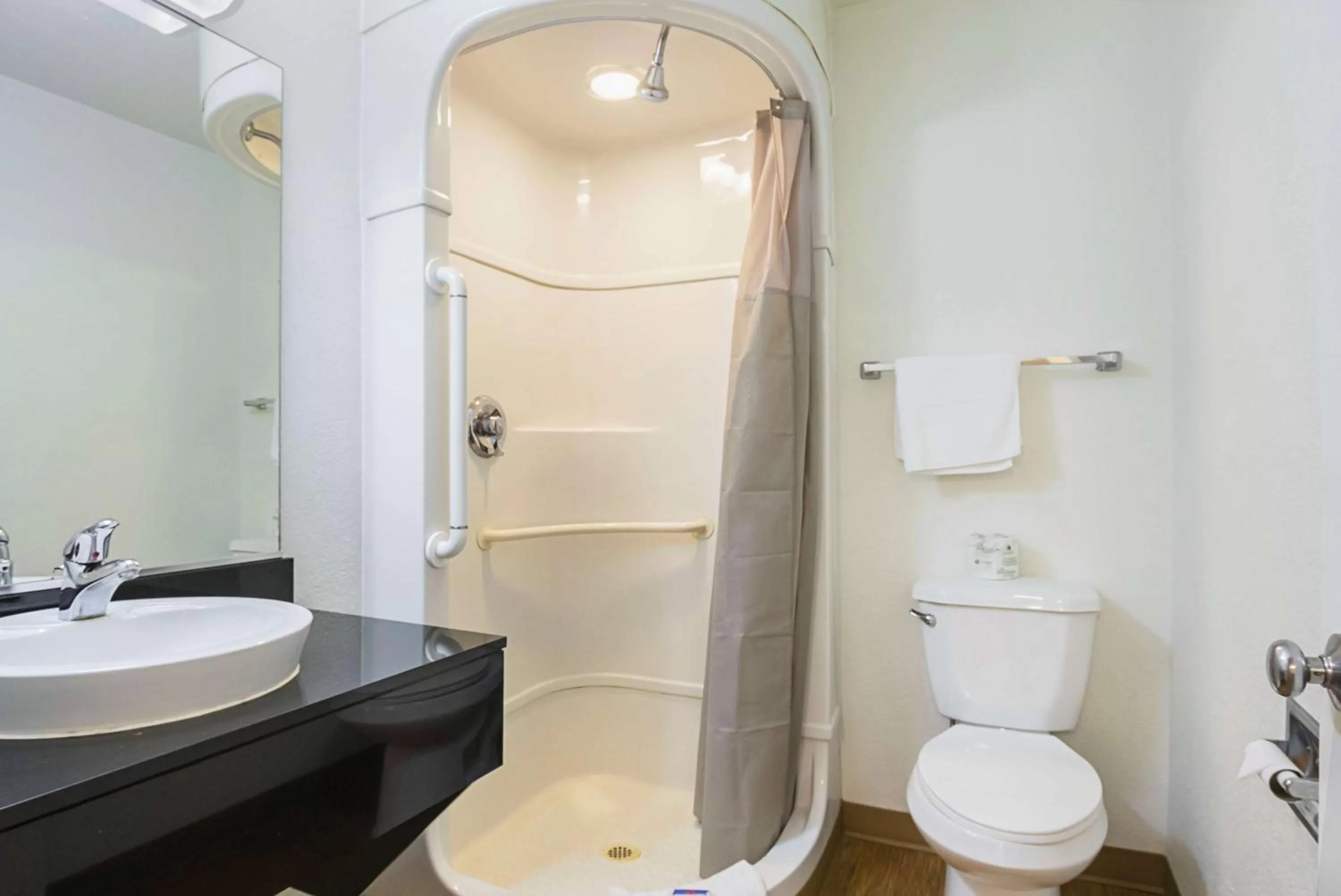 Quadruple Room - Disability Access - Roll in Shower in Motel 6-Rochester, MN