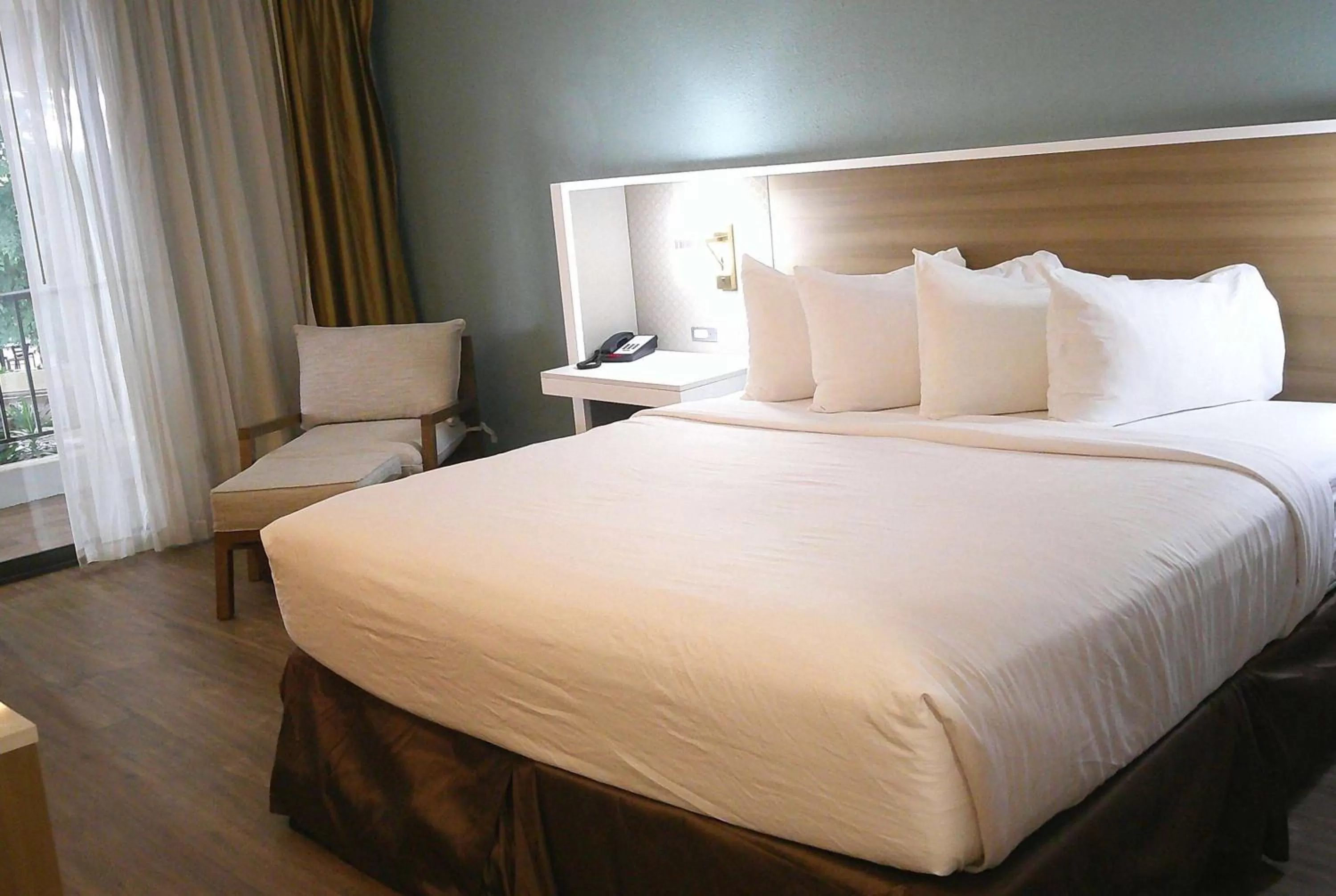 Business King Room with Balcony - Non-Smoking in Wyndham Garden Detroit Metro Airport