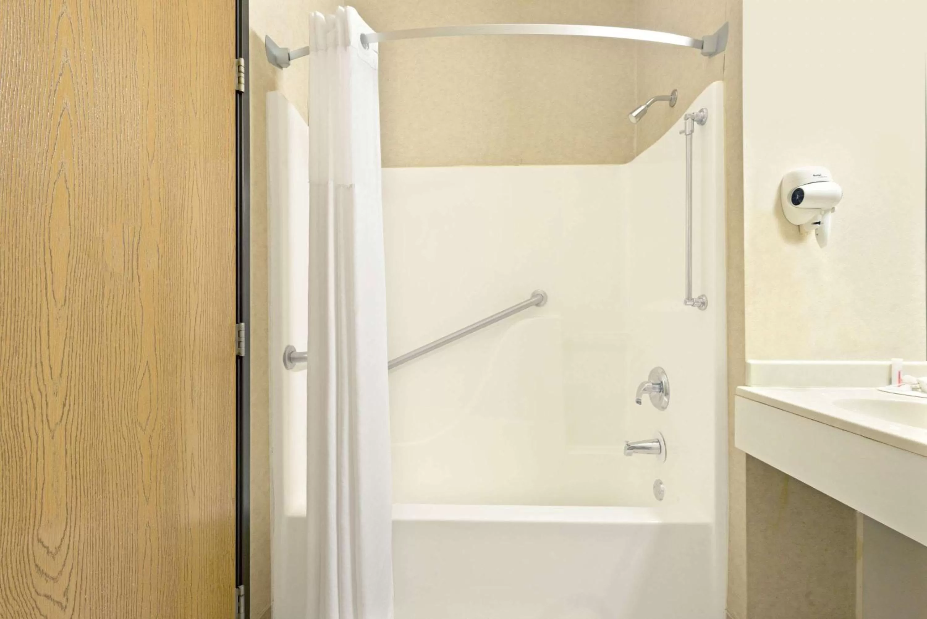 King Room with Bath Tub - Mobility Accessible/Smoking in Super 8 by Wyndham Bonne Terre
