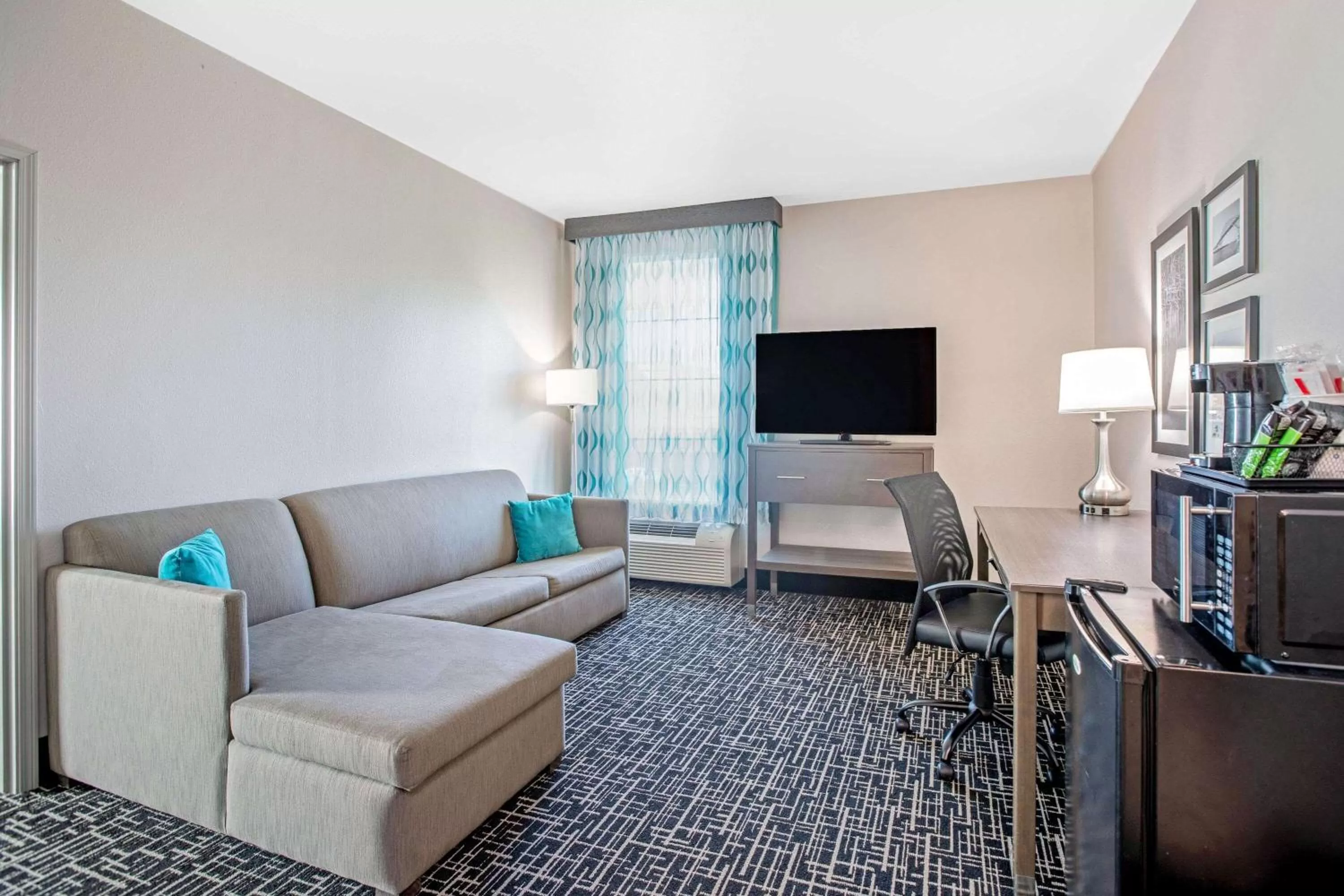 Family King Suite with Pool View - Non-Smoking in La Quinta by Wyndham Corpus Christi - Portland
