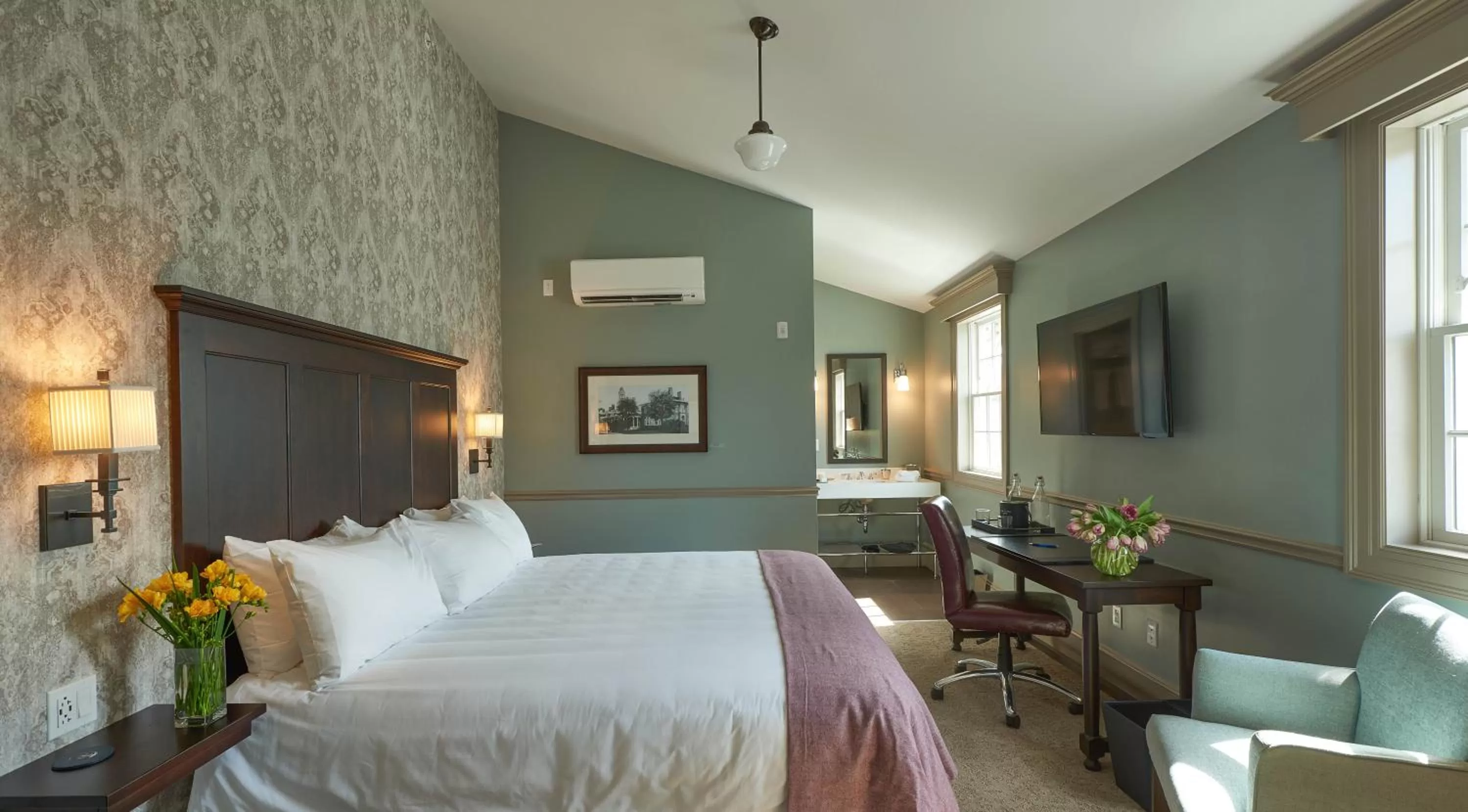 Superior King Room in The Groton Inn
