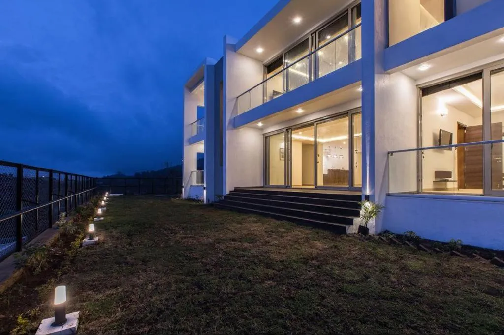 Villa in Silver Mist