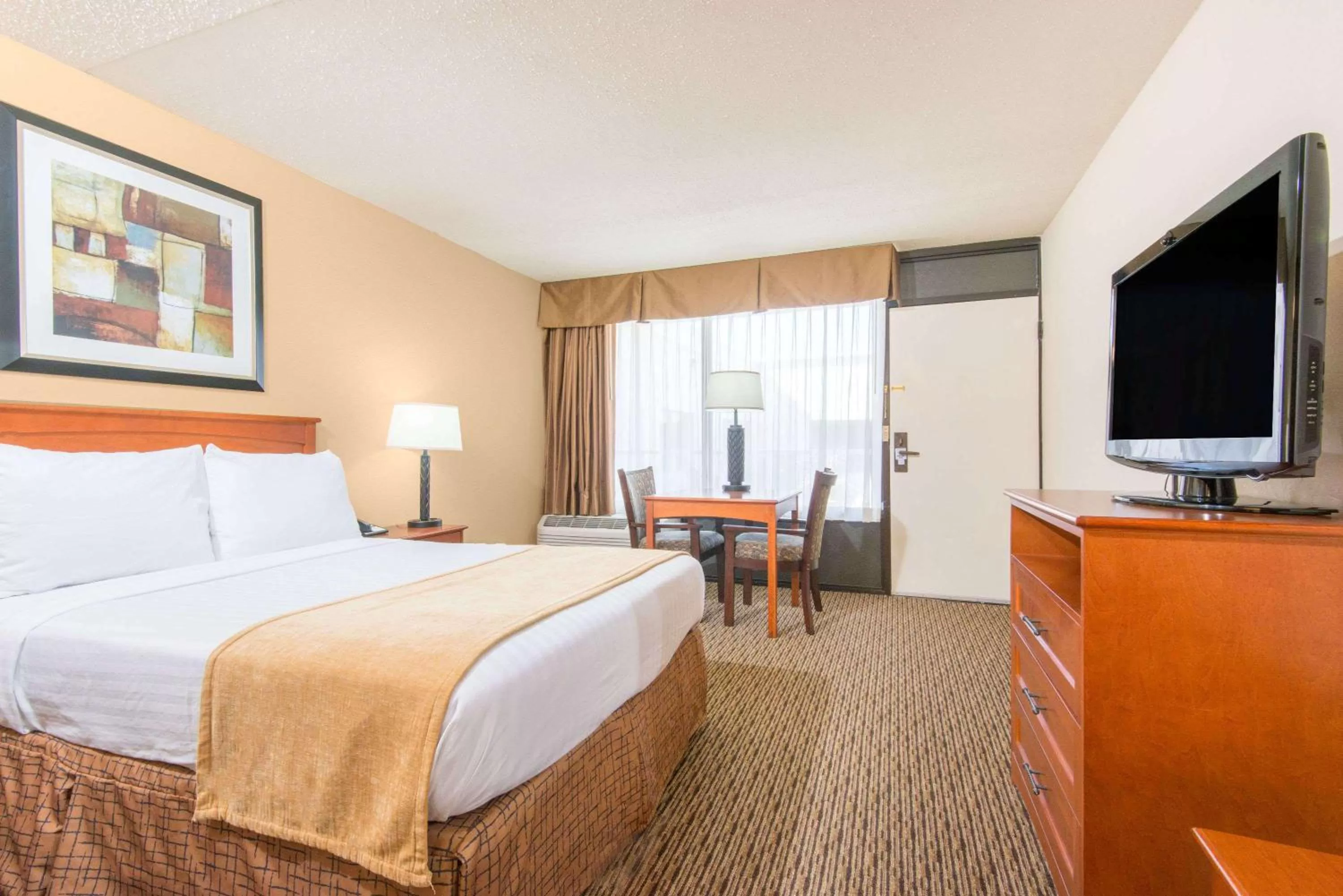 King Room - Disability Access in Days Inn by Wyndham Altus