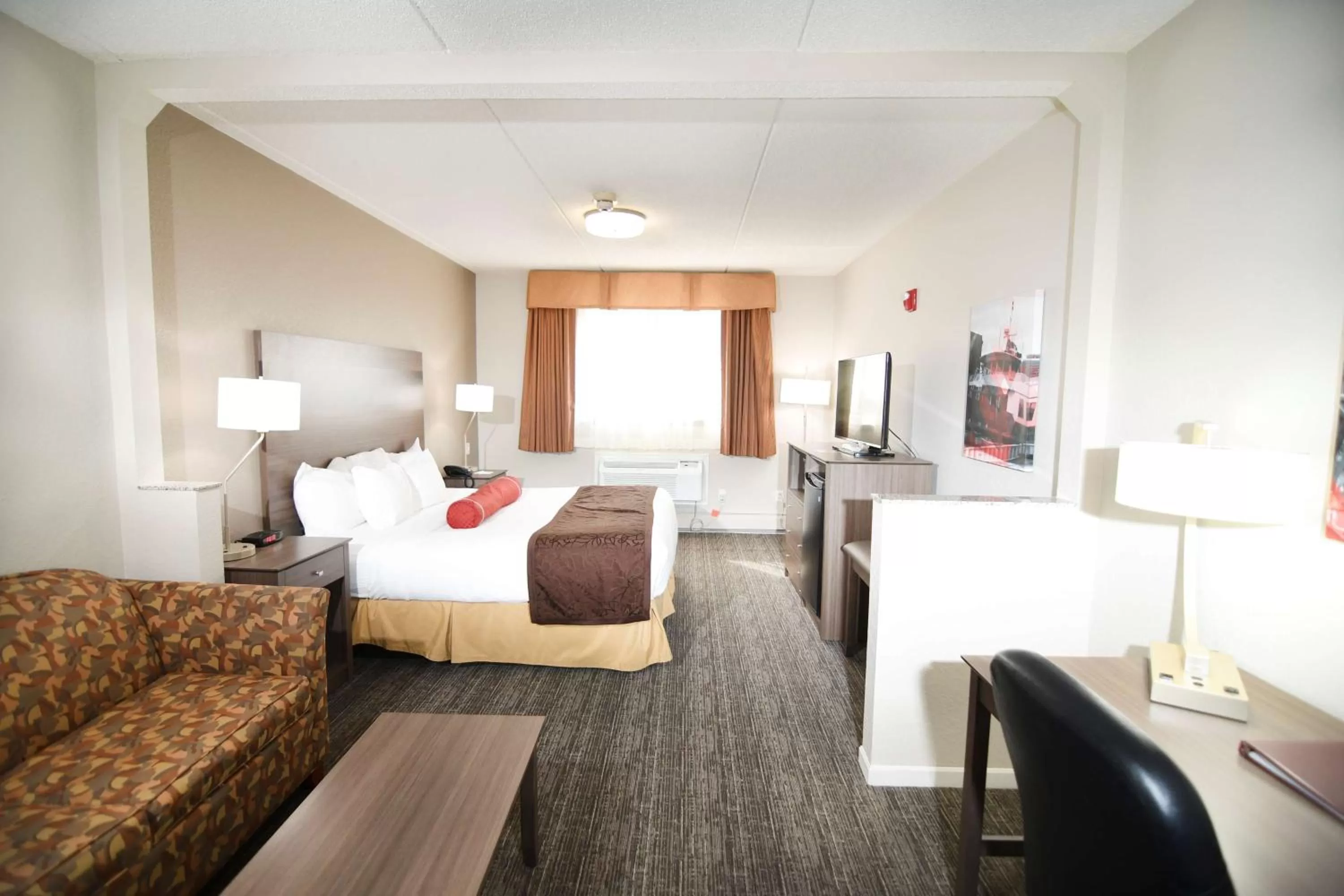 King Suite with Roll-In Shower - Mobility Access/Non-Smoking in Best Western Plus Sandusky Hotel & Suites