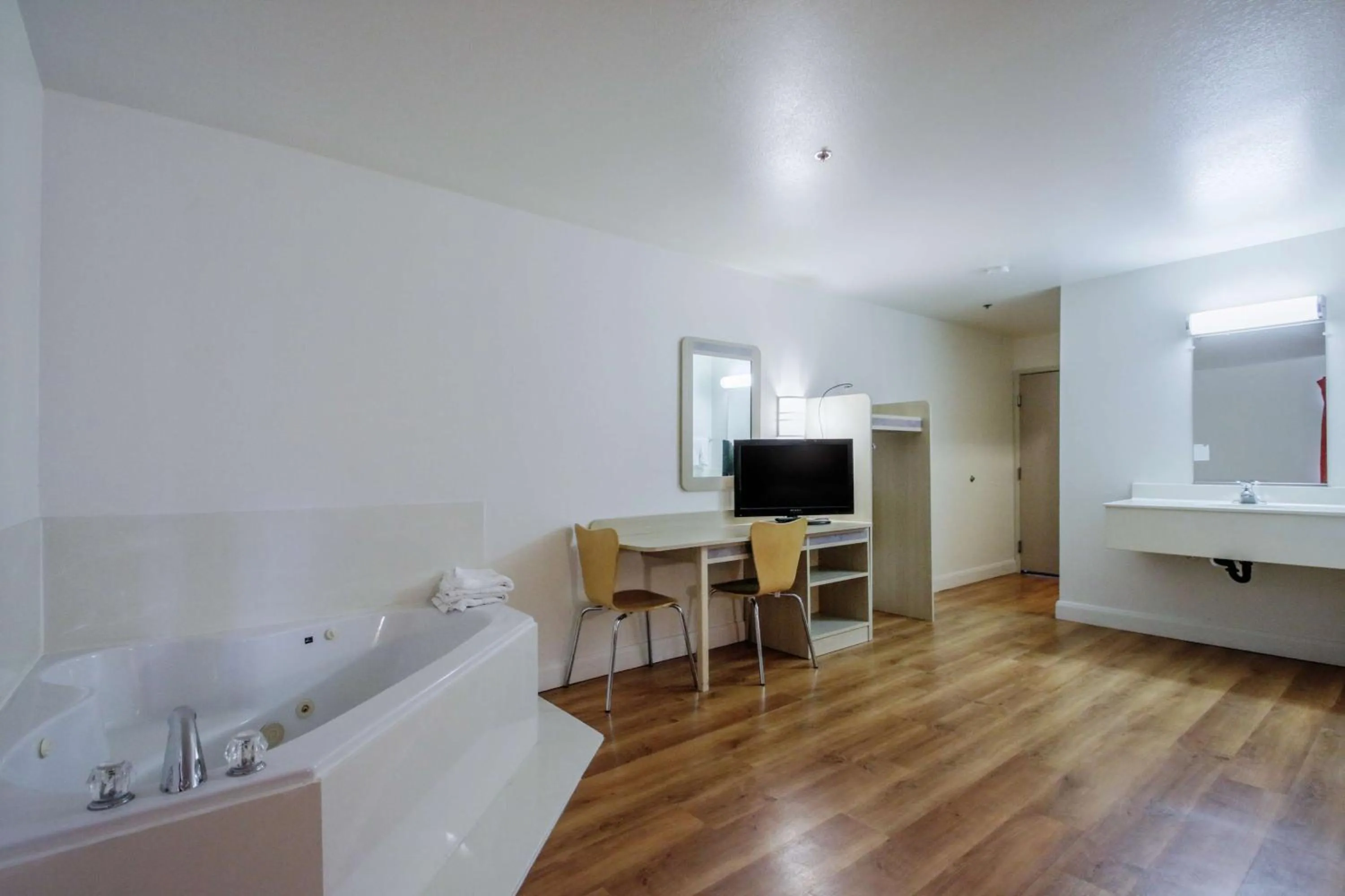 Queen Room - single occupancy - Smoking in Motel 6-Nephi, UT