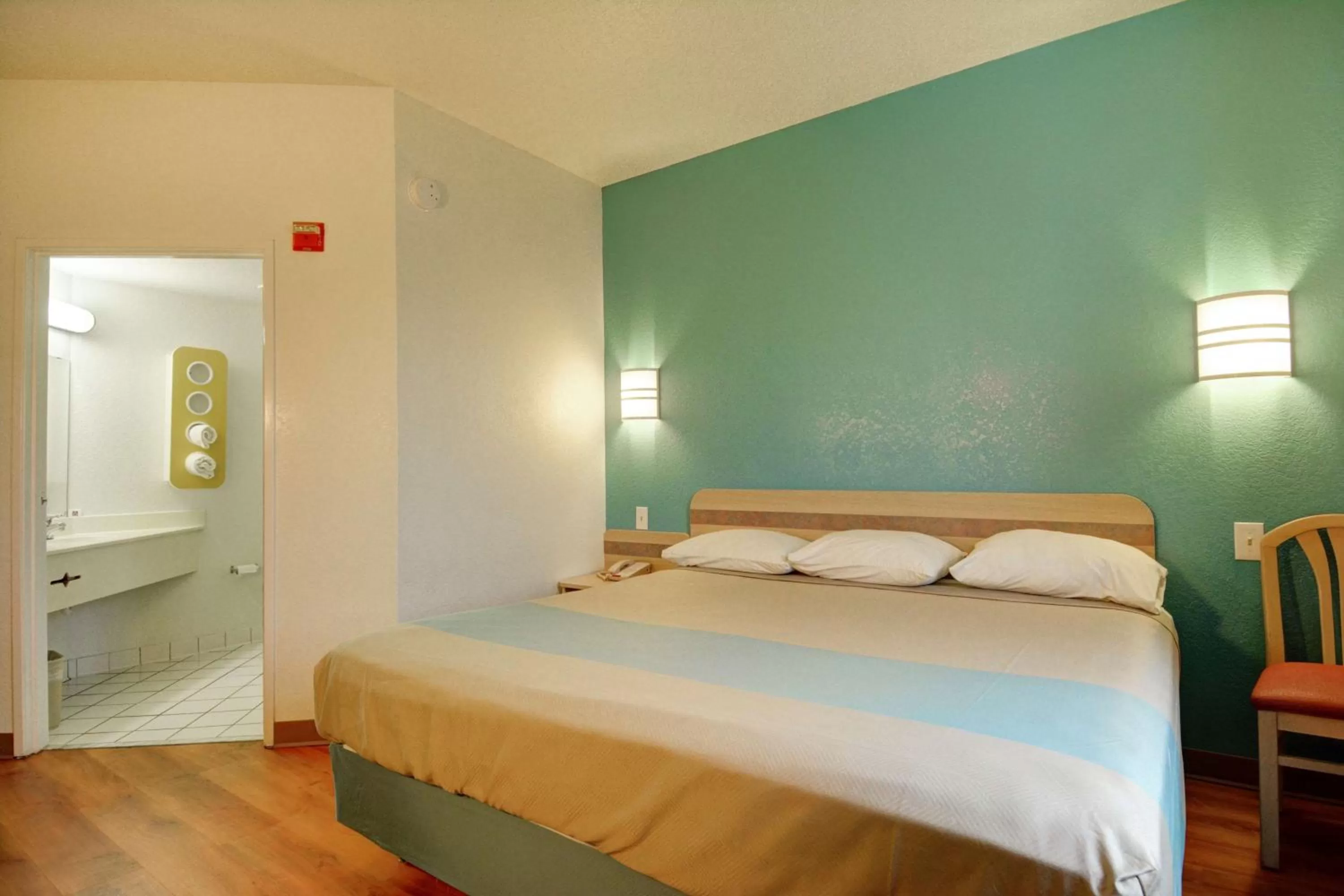 King Room - single occupancy - Disability Access - Non-Smoking in Motel 6-Denison, TX