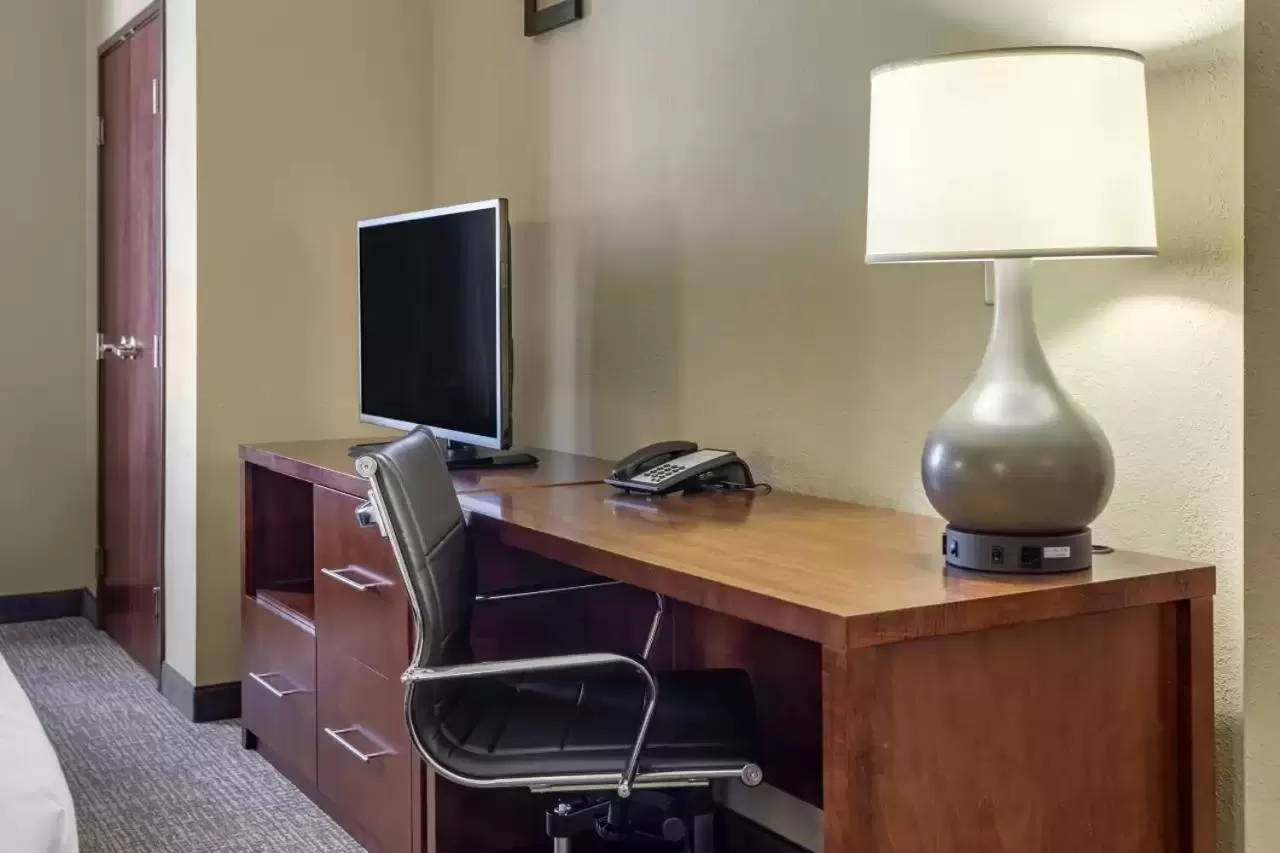 King Suite - Accessible/Non-Smoking in Comfort Suites Batesville