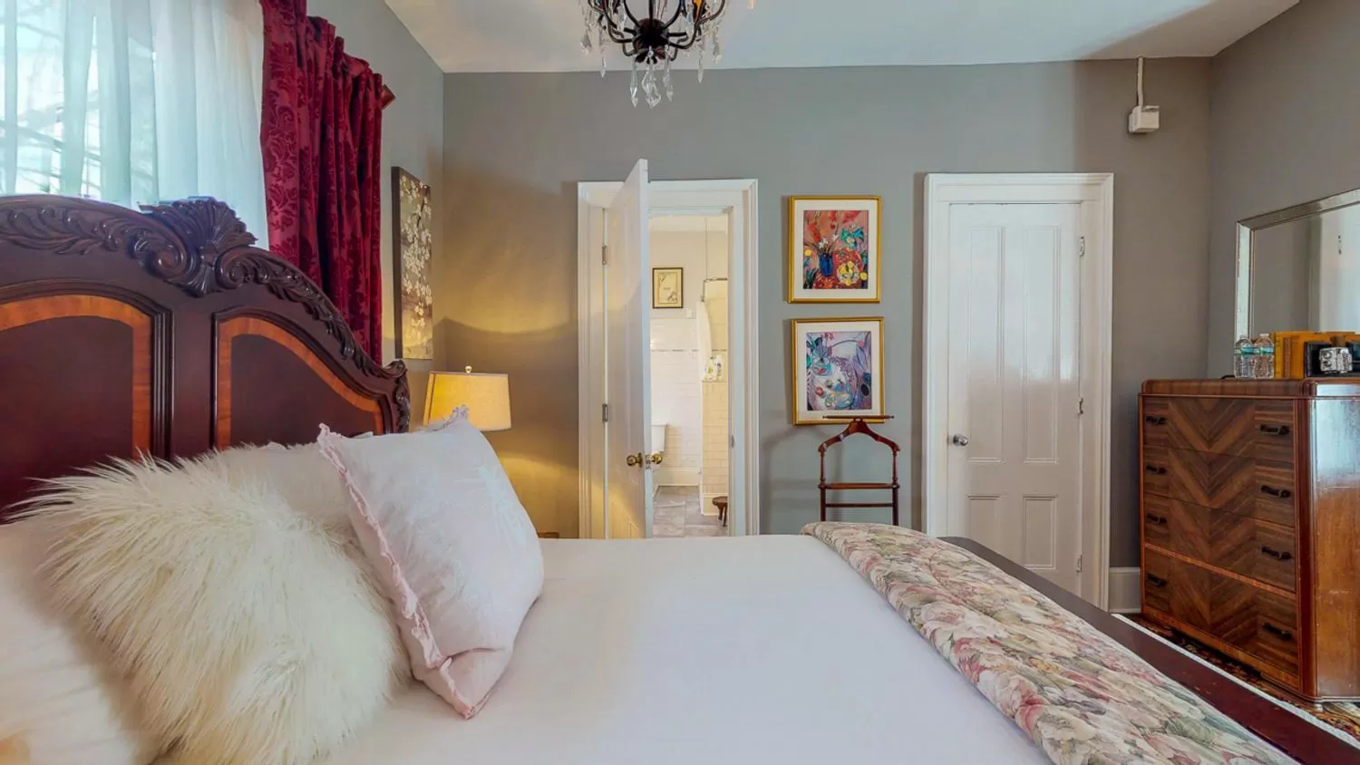 Deluxe Queen Room in Gardner Farm Inn