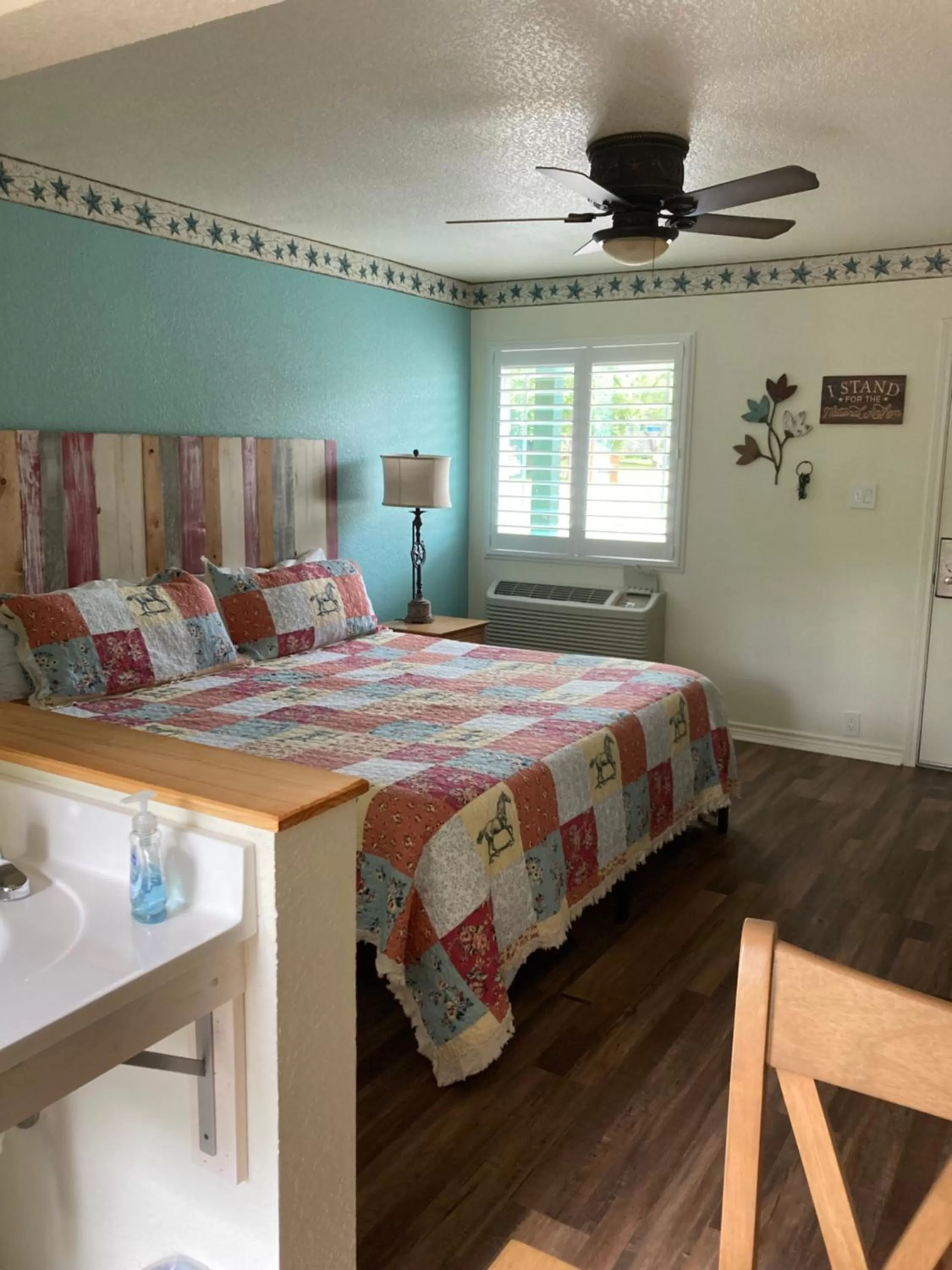 King Room in Horseshoe Riverside Lodge