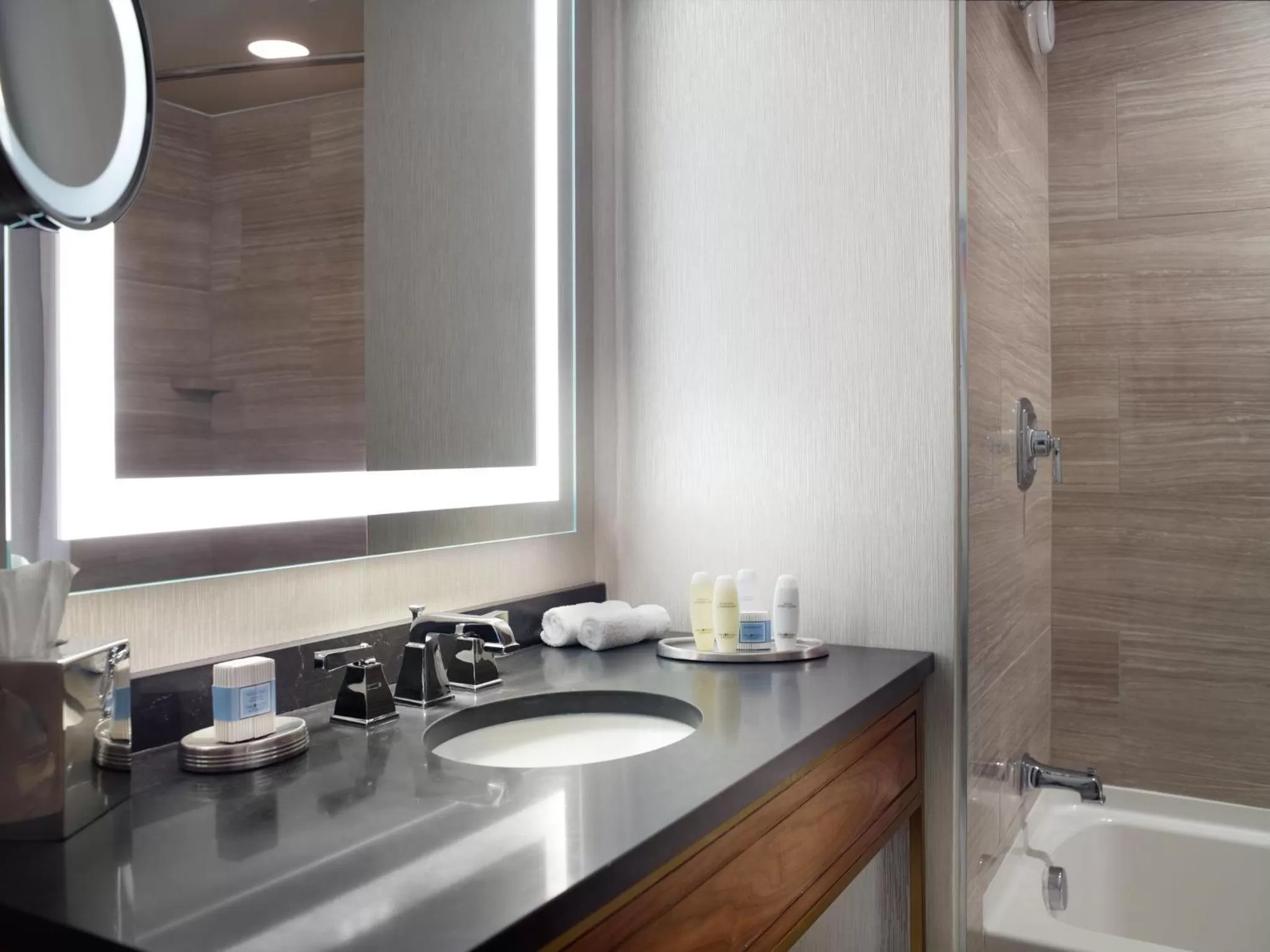 Premier Room -1 King Bed in Omni Richmond Hotel