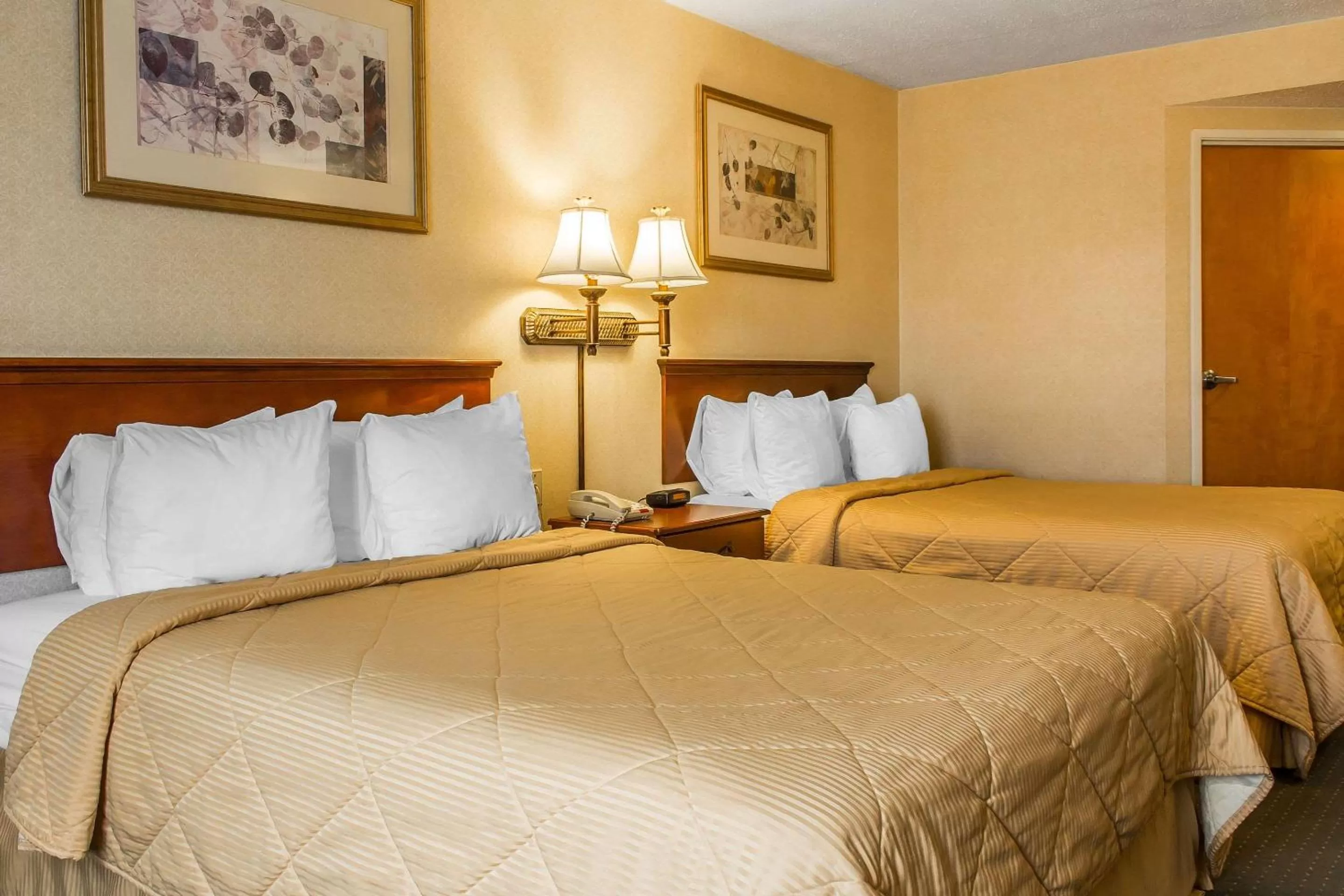 Non-Smoking Double Queen Room in Quality Inn Hackettstown - Long Valley