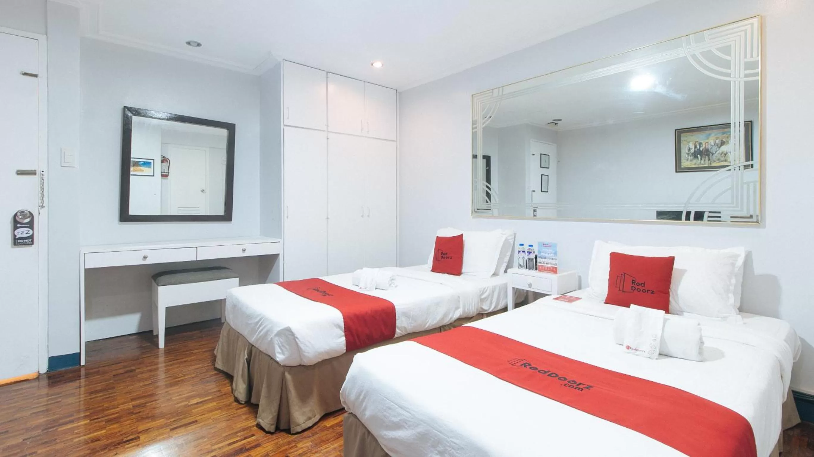Twin Room in RedDoorz Premium near Greenbelt Makati - Vaccinated Staff
