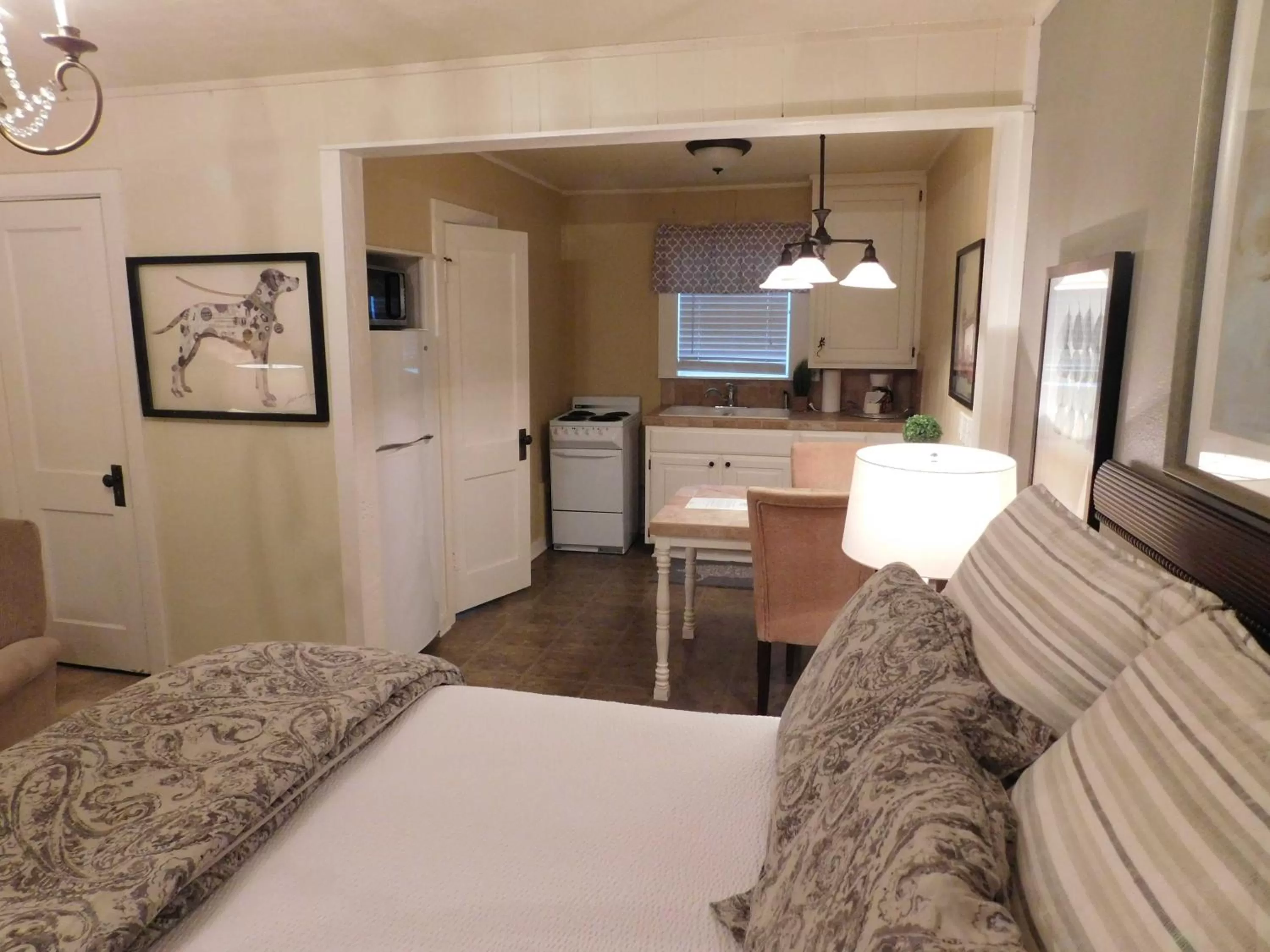 Queen Suite in Rainbow Courts