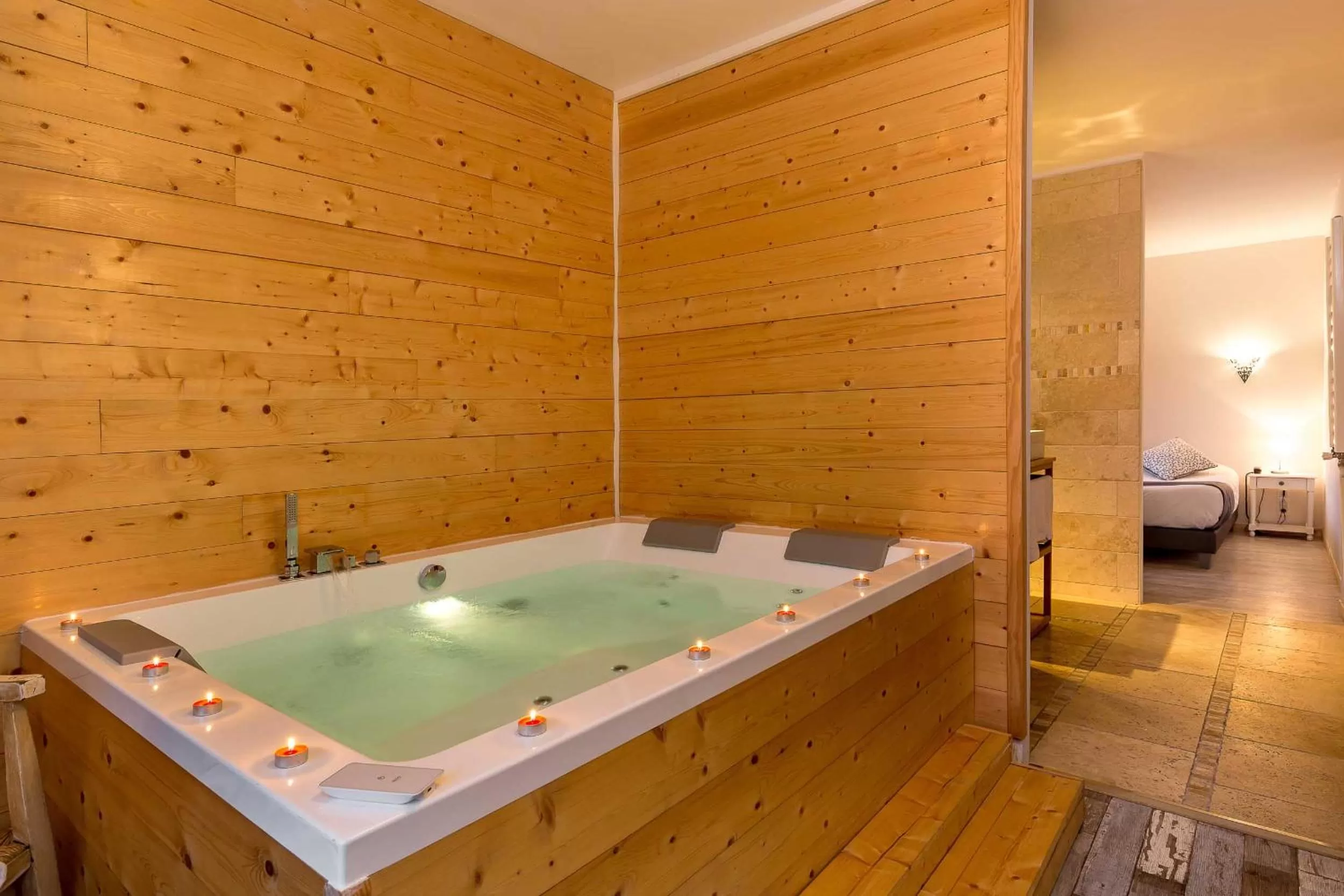 Double Room with Hot Tub in The Originals Boutique, Clair Hôtel, Martigues