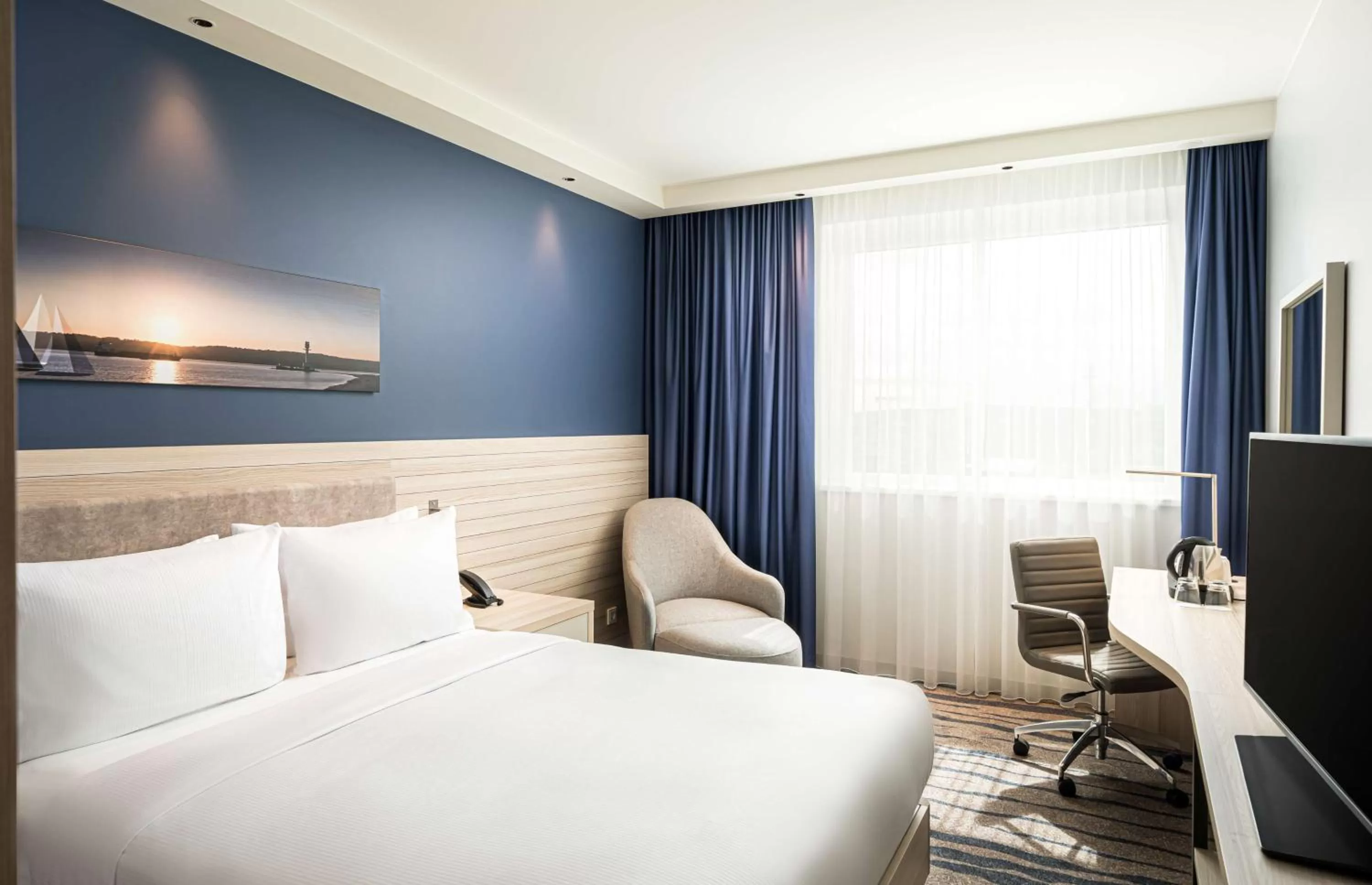 Queen Room with City View in Hampton By Hilton Kiel